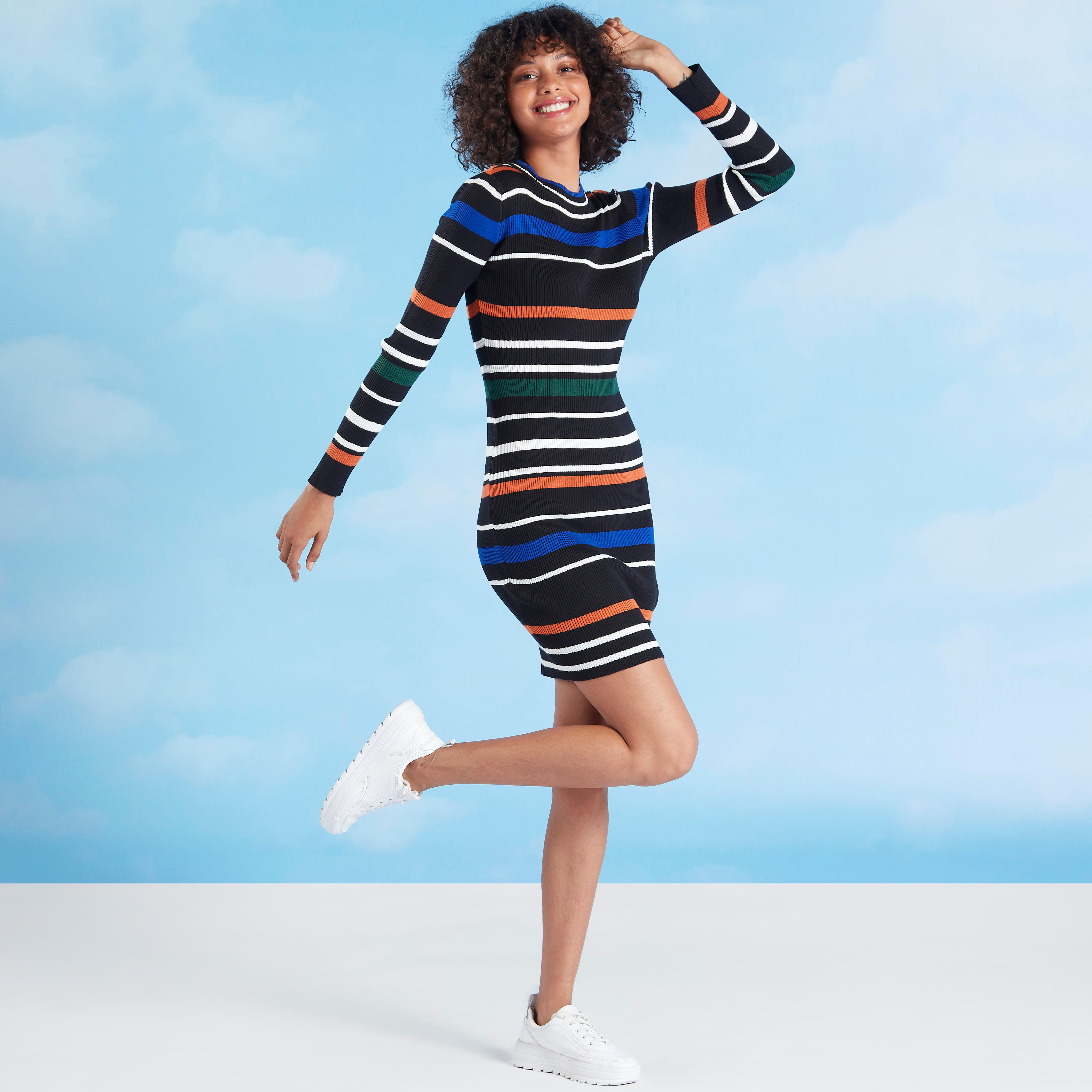 فستان قصير مقلّم بقصّة ضيّقة وياقة مستديرة وأكمام طويلة-women-clothing-dresses-image-1