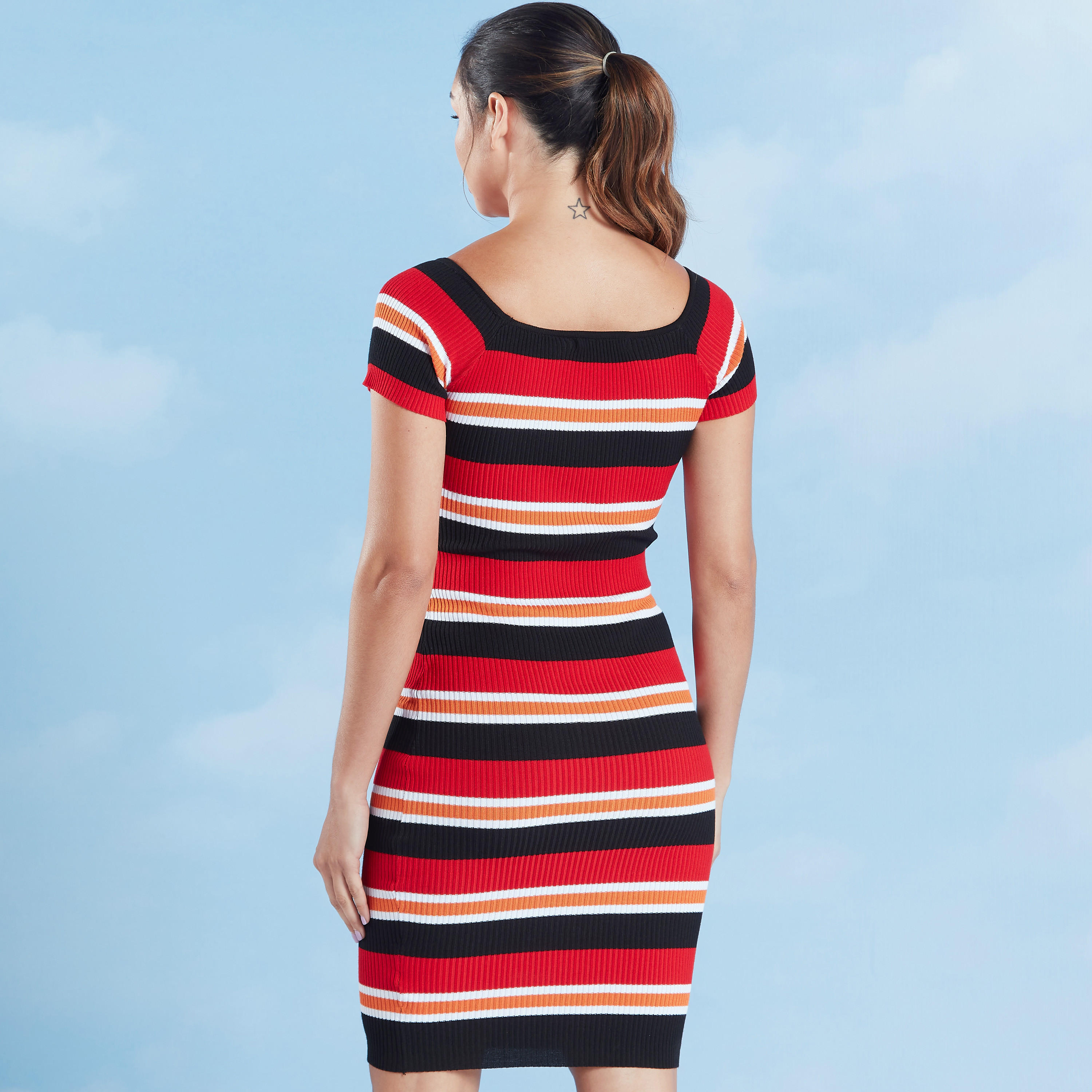 فستان قصير مقلّم بقصّة ضيّقة وأكمام قصيرة-women-clothing-dresses-image-4