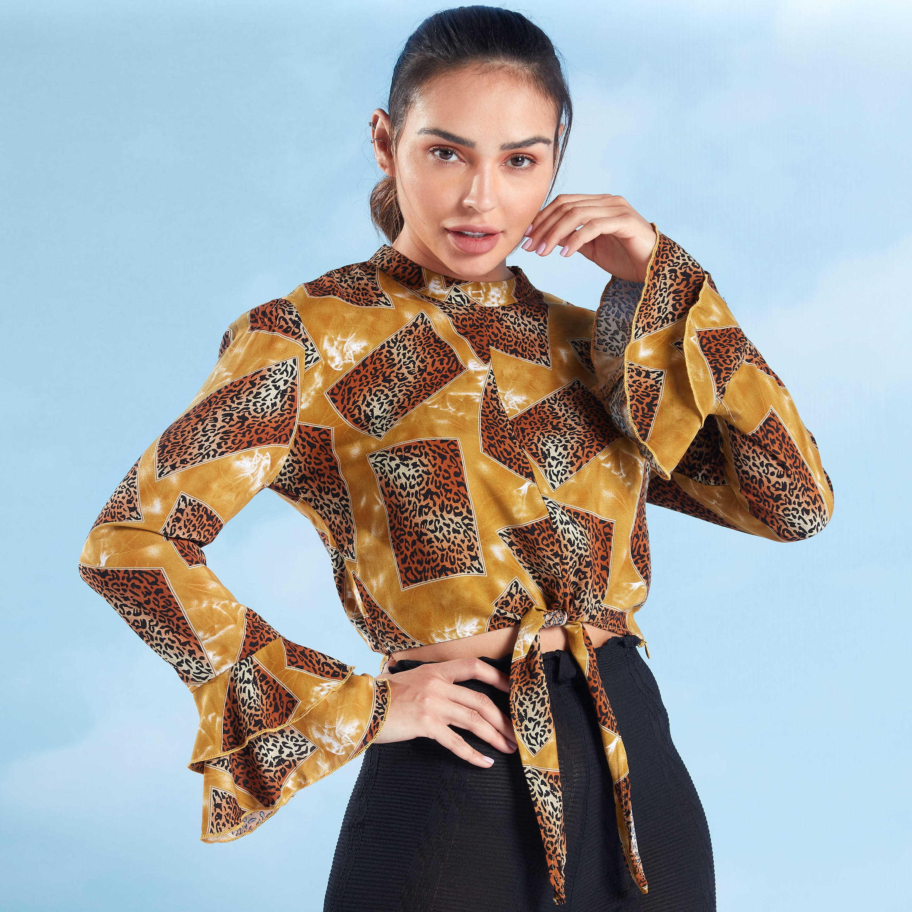 بلوزة قصيرة بياقة ضيّقة وأربطة وطبعات حيوانات-women-clothing-shirtsandblouses-blouses-image-1
