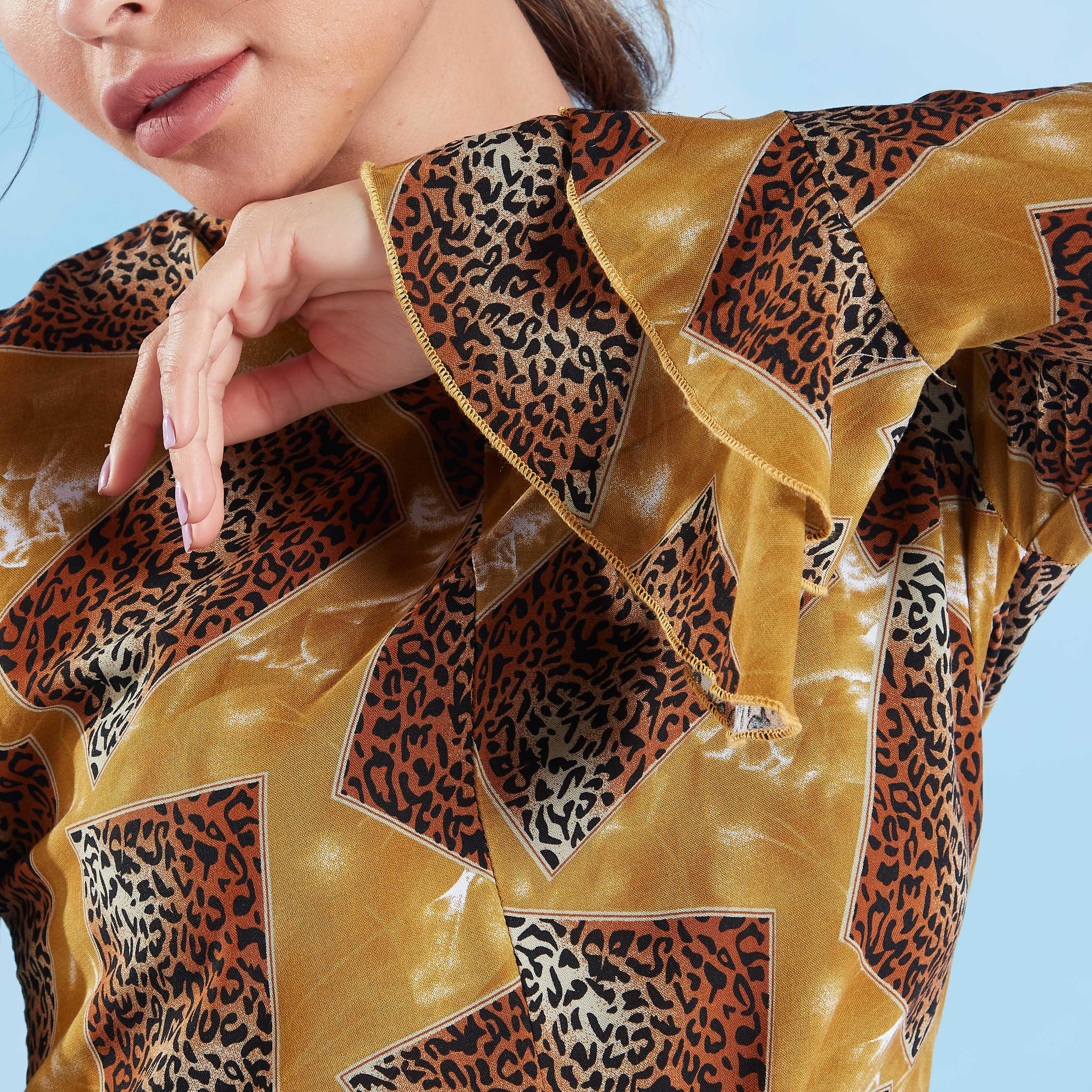 بلوزة قصيرة بياقة ضيّقة وأربطة وطبعات حيوانات-women-clothing-shirtsandblouses-blouses-image-3