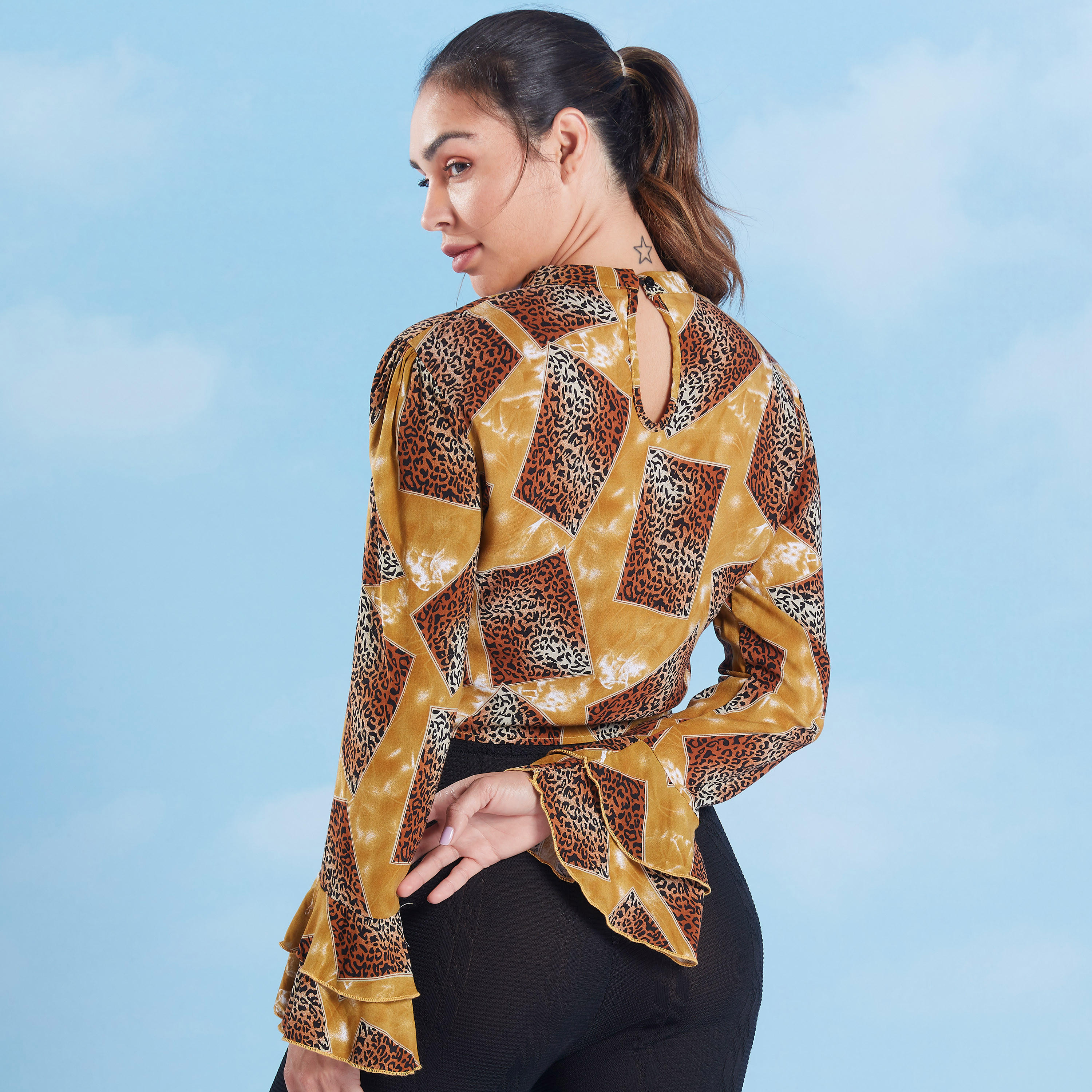 بلوزة قصيرة بياقة ضيّقة وأربطة وطبعات حيوانات-women-clothing-shirtsandblouses-blouses-image-4