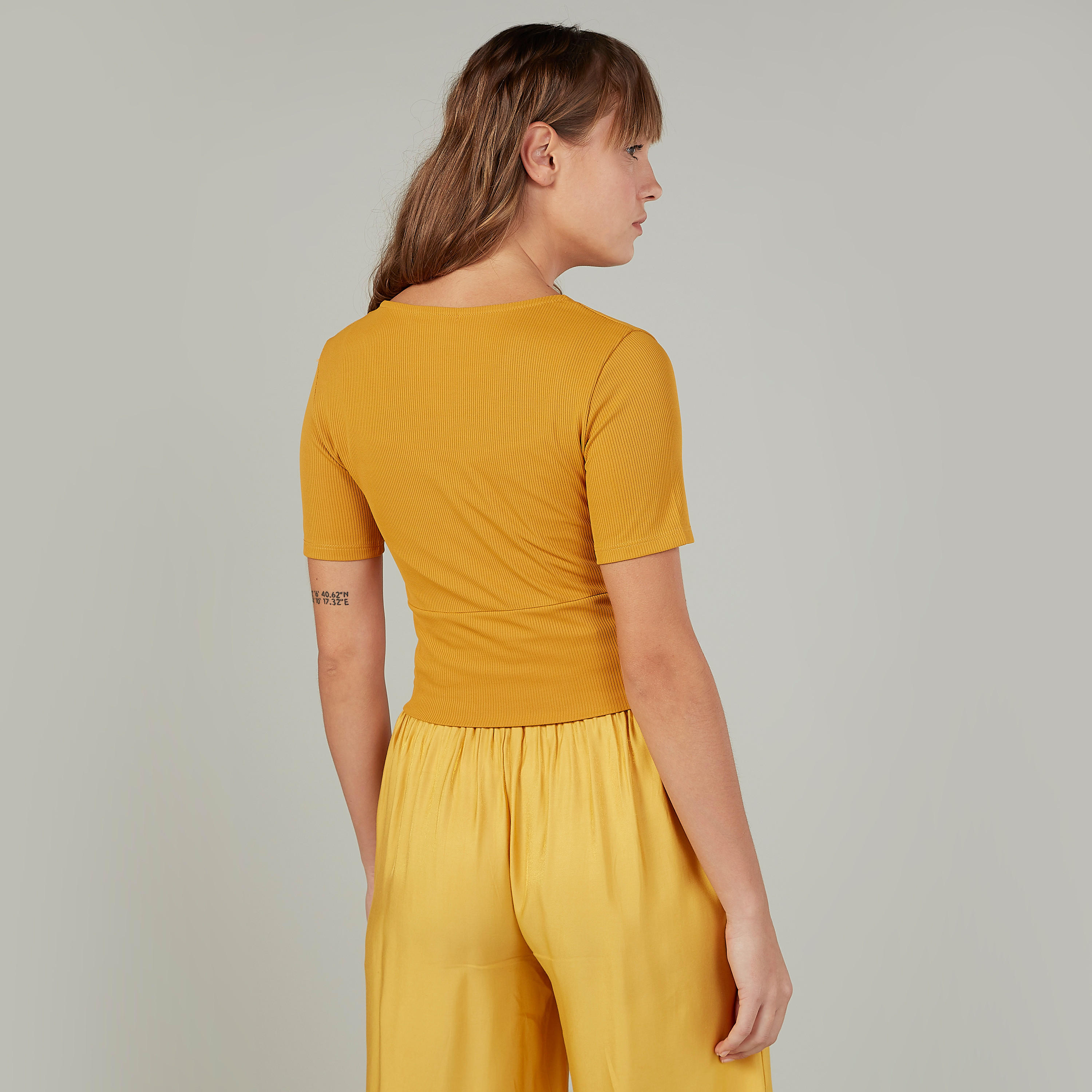 بلوزة بارزة الملمس بياقة V  وأكمام قصيرة-women-clothing-shirtsandblouses-blouses-image-4