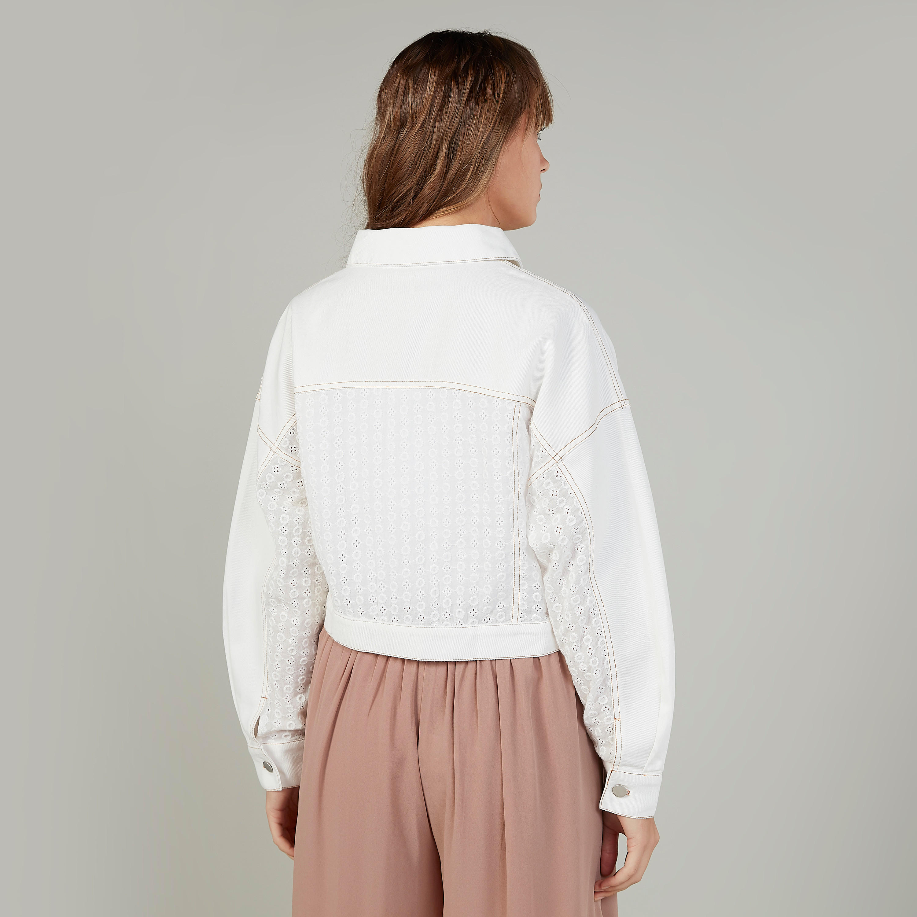 جاكيت دينم بارز الملمس بأكمام طويلة وجيوب بطيّة-women-winterwear-coatsandjackets-jackets-image-4
