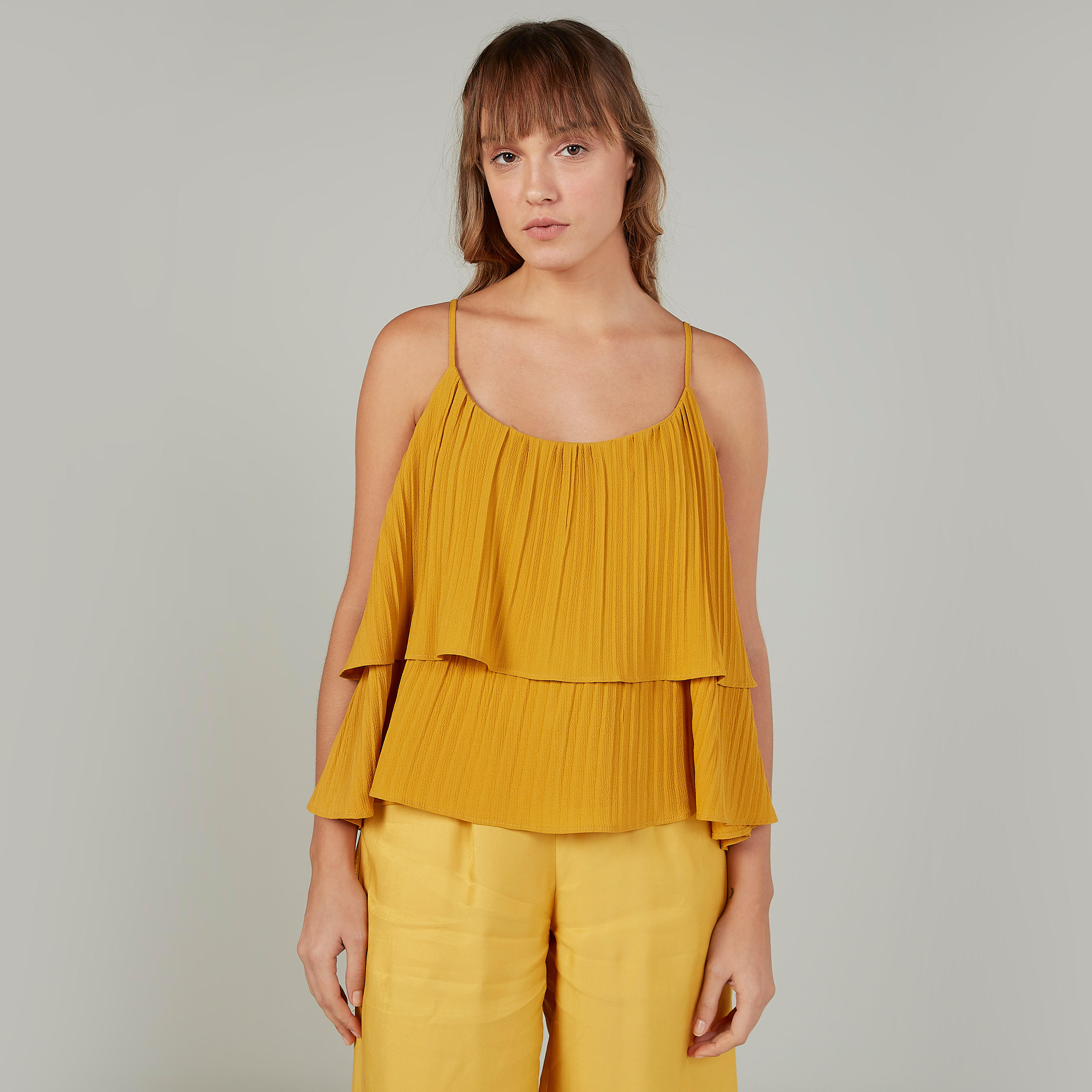 بلوزة قصيرة بياقة عميقة وحمّالات رفيعة بطيّات بارزة الملمس-women-clothing-shirtsandblouses-blouses-image-1