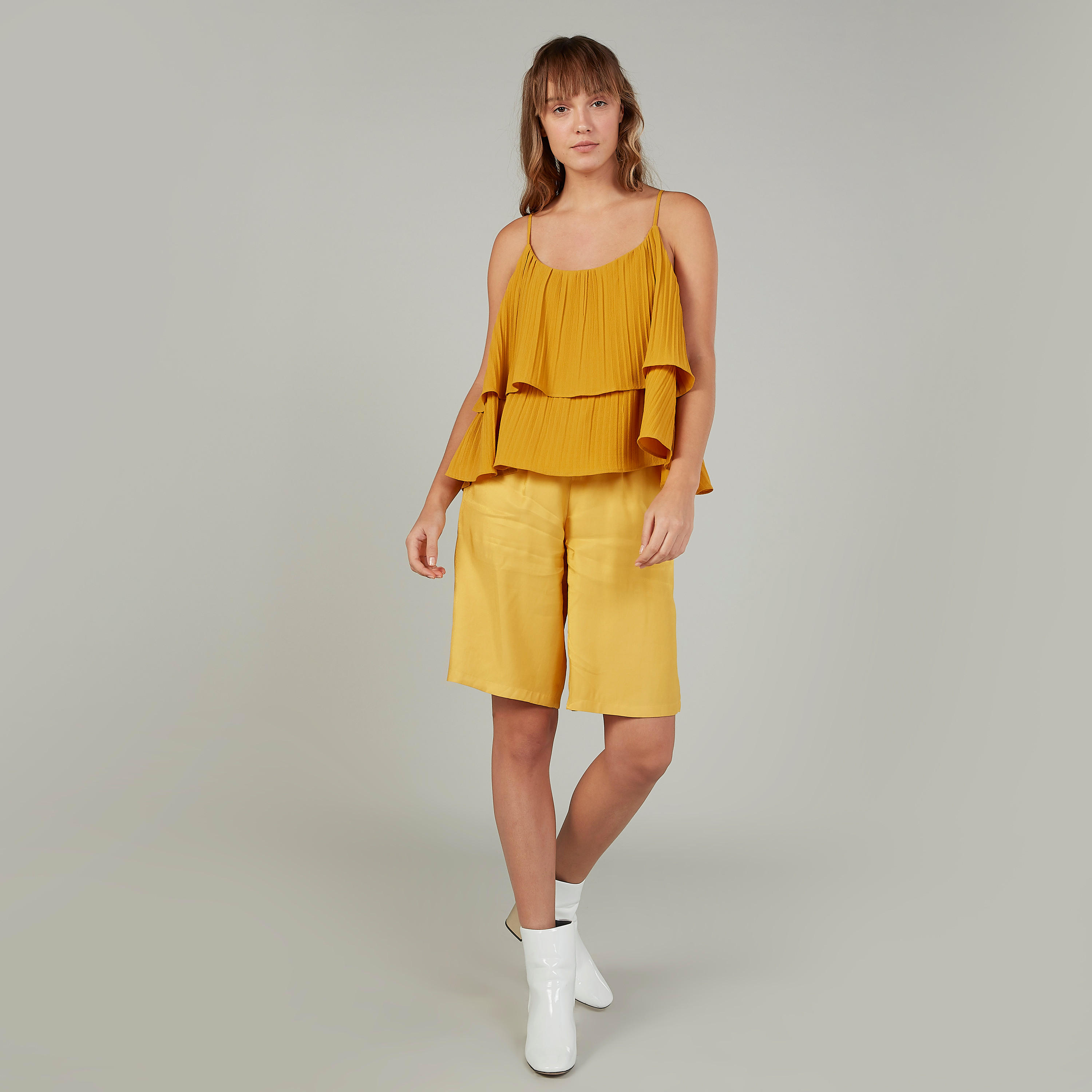 بلوزة قصيرة بياقة عميقة وحمّالات رفيعة بطيّات بارزة الملمس-women-clothing-shirtsandblouses-blouses-image-2