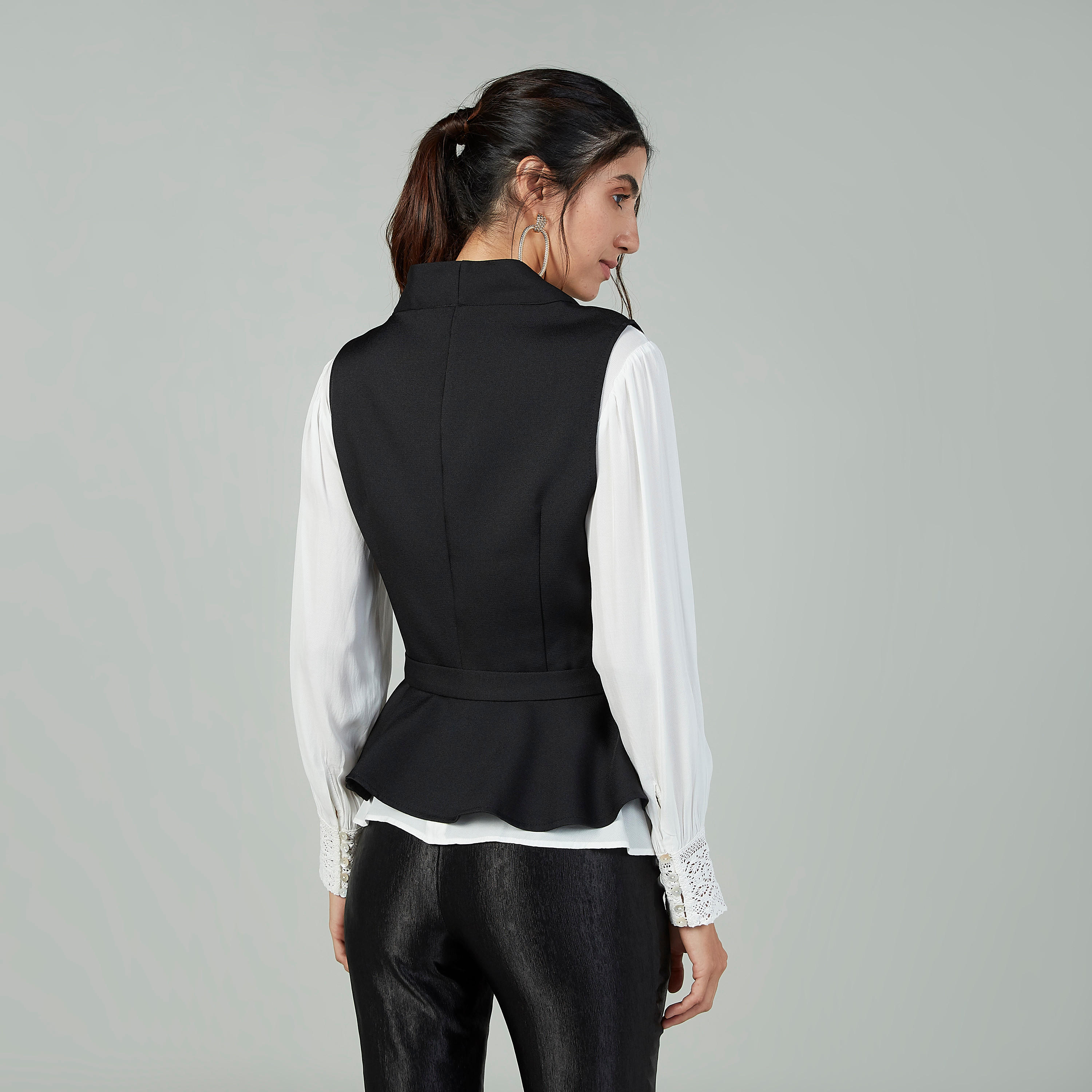 جاكيت سليم سادة دون أكمام بياقة V-women-winterwear-coatsandjackets-jackets-image-1