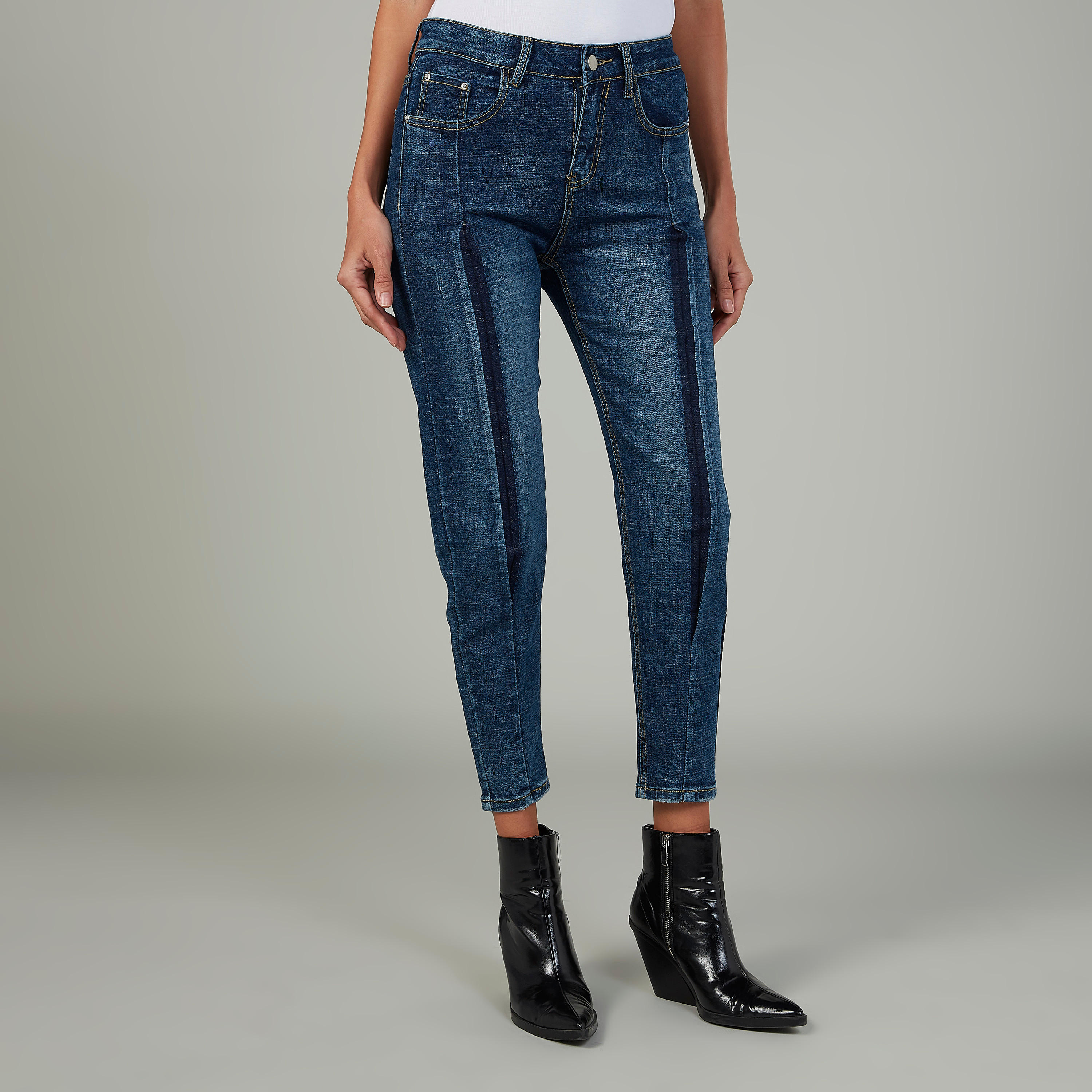 بنطلون جينز سادة قصير بخصر متوسّط الارتفاع وعراوي حزام وتفاصيل جيب-women-clothing-bottoms-jeans-image-4