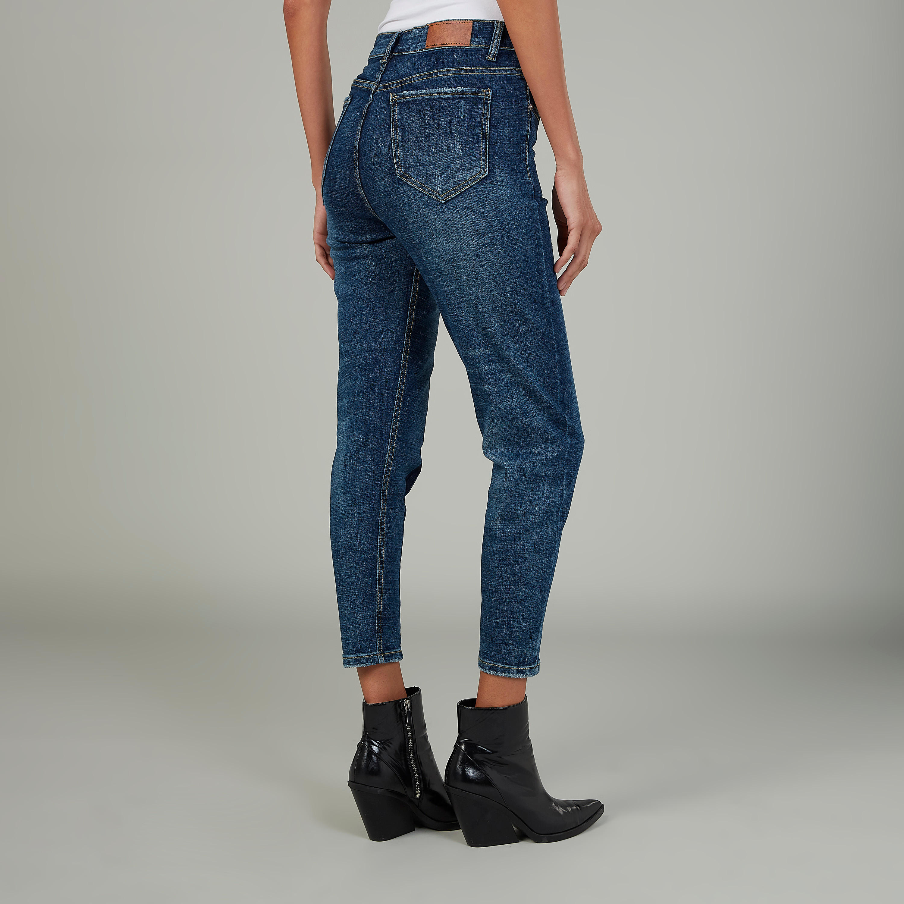بنطلون جينز سادة قصير بخصر متوسّط الارتفاع وعراوي حزام وتفاصيل جيب-women-clothing-bottoms-jeans-image-1