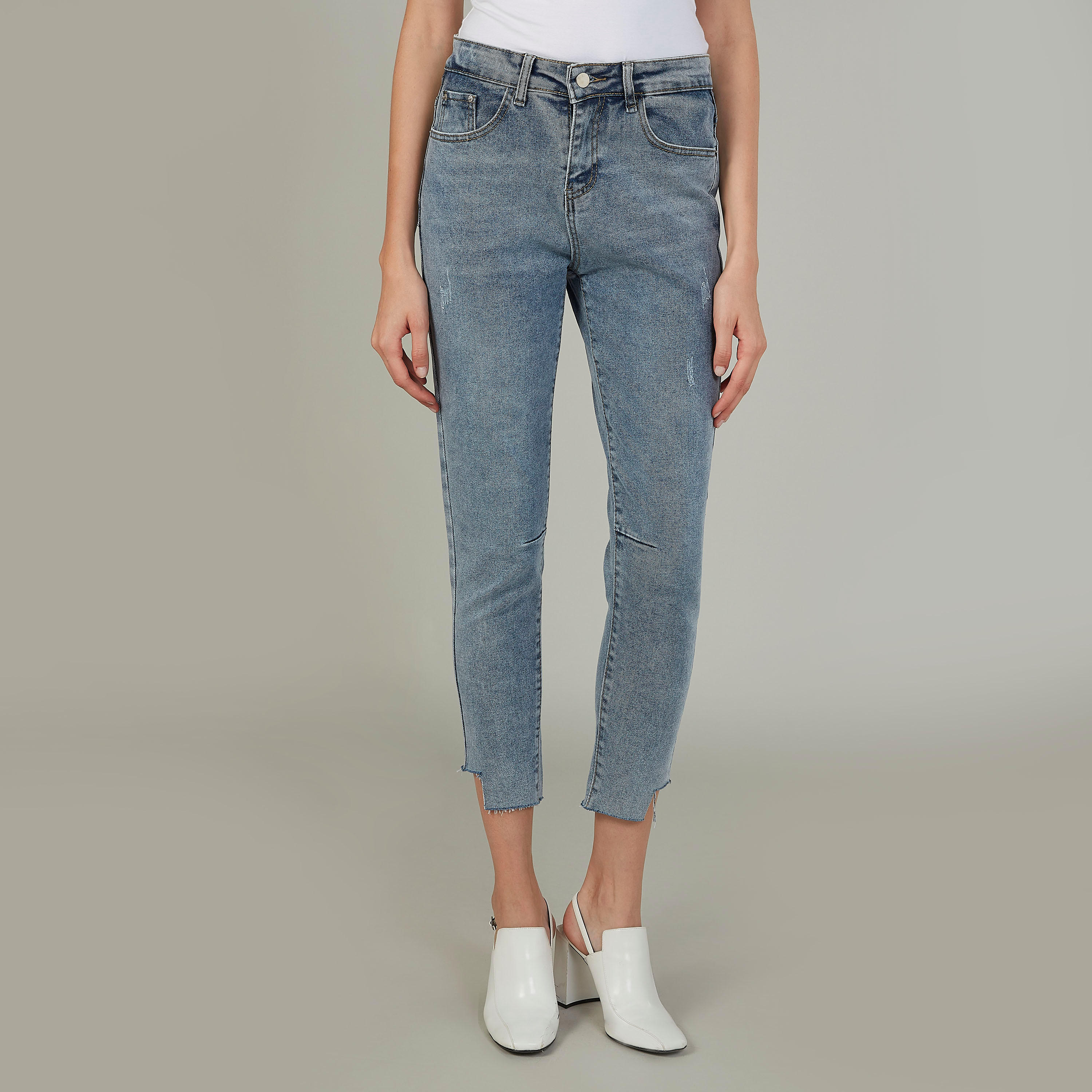 بنطلون جينز قصير سادة بخصر متوسط الارتفاع وجيوب وحلقات للحزام-women-clothing-bottoms-jeans-image-1