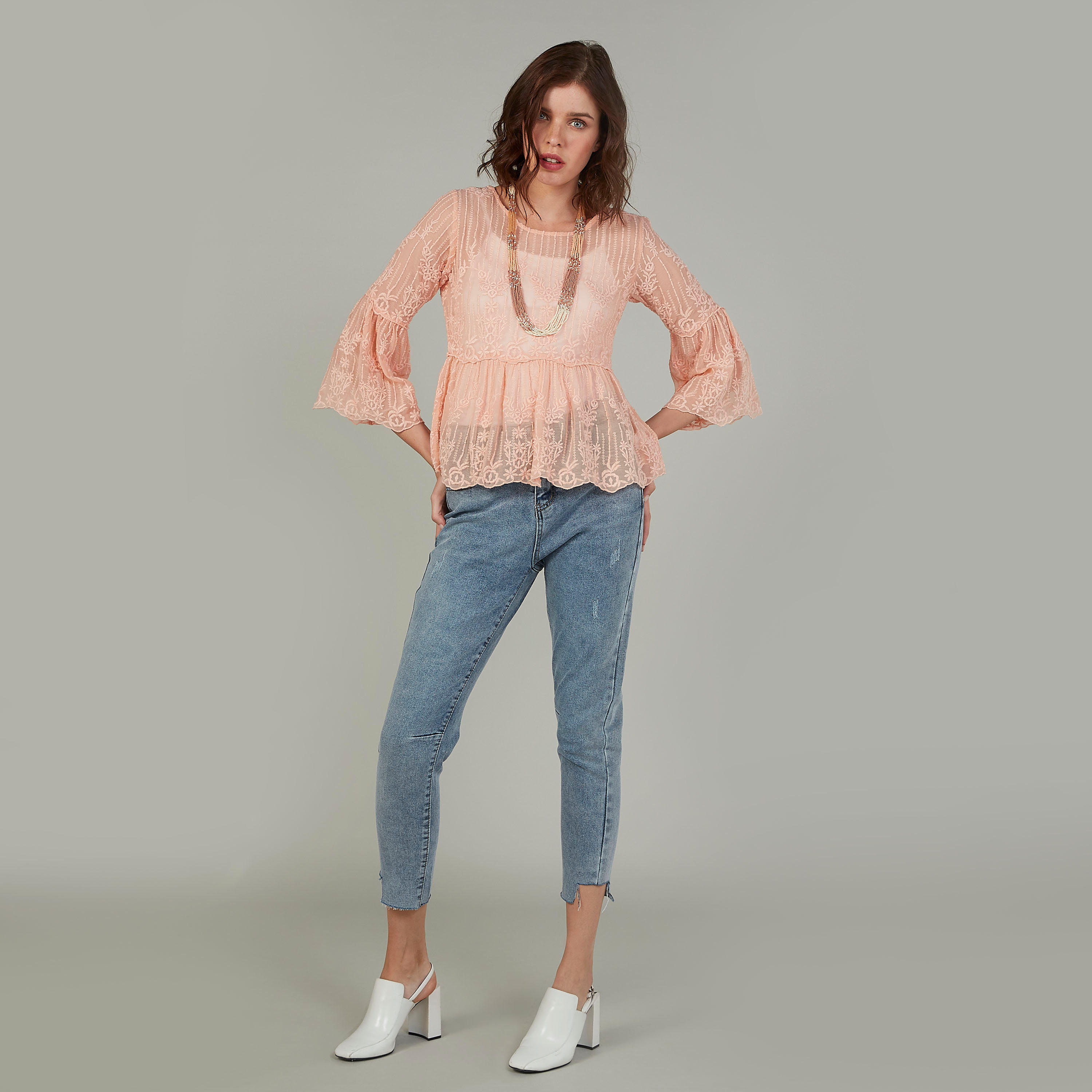 بنطلون جينز قصير سادة بخصر متوسط الارتفاع وجيوب وحلقات للحزام-women-clothing-bottoms-jeans-image-2