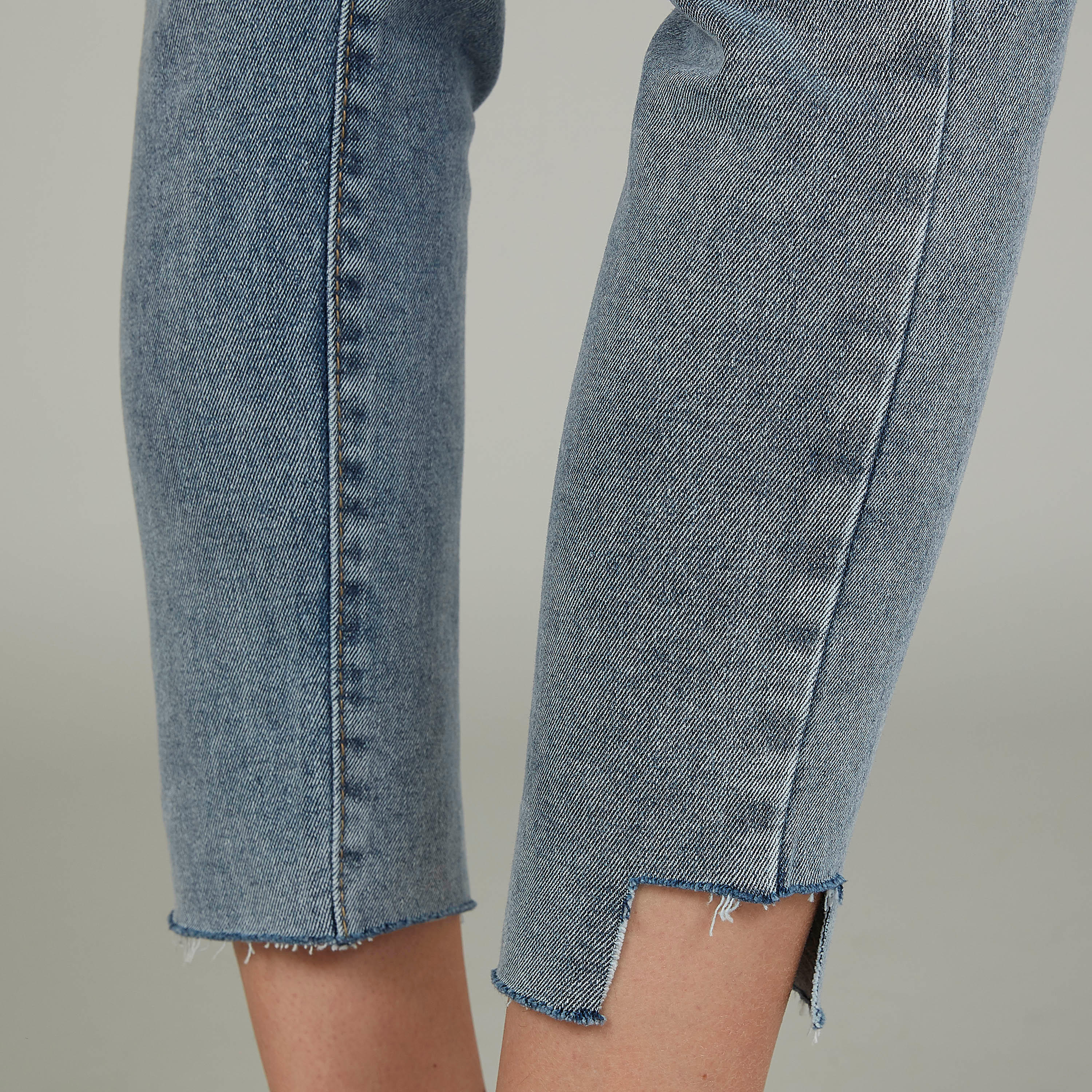 بنطلون جينز قصير سادة بخصر متوسط الارتفاع وجيوب وحلقات للحزام-women-clothing-bottoms-jeans-image-3