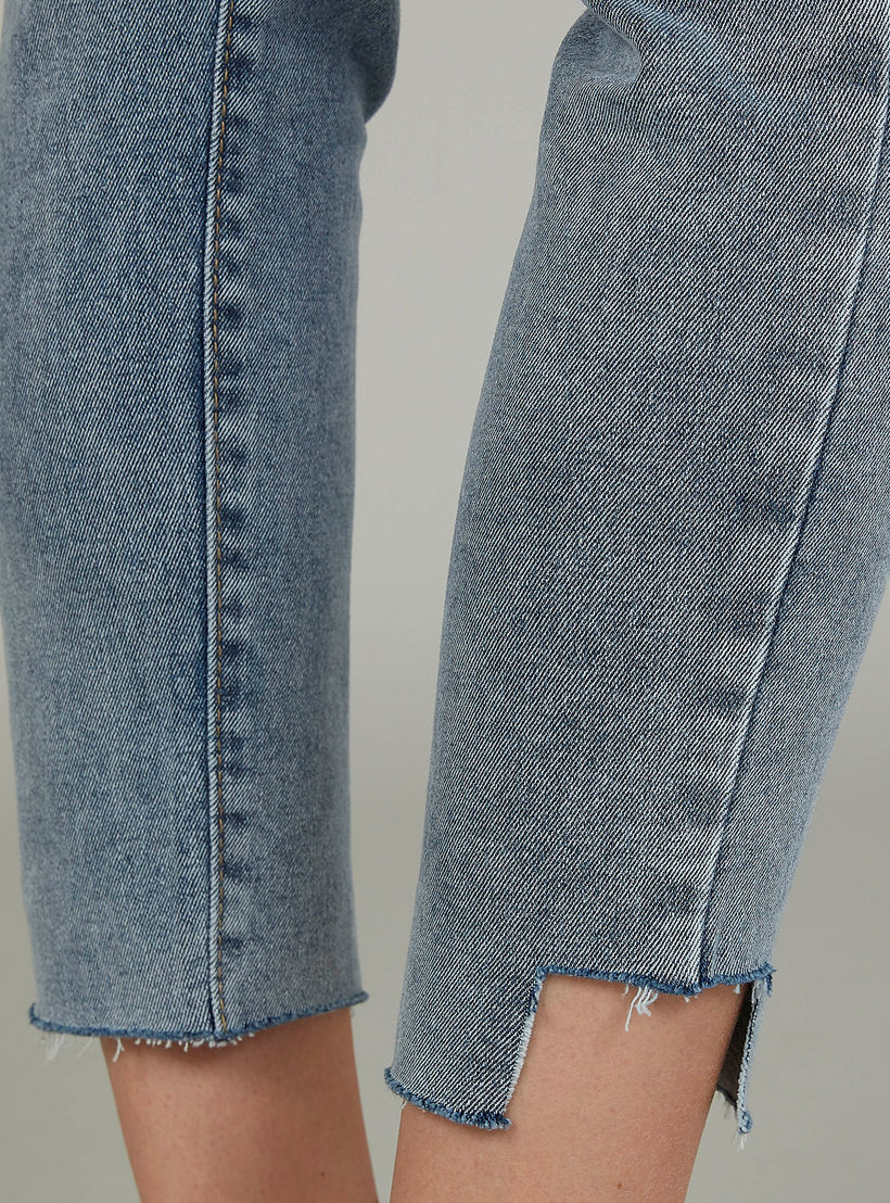 بنطلون جينز قصير سادة بخصر متوسط الارتفاع وجيوب وحلقات للحزام-women-clothing-bottoms-jeans-image-3