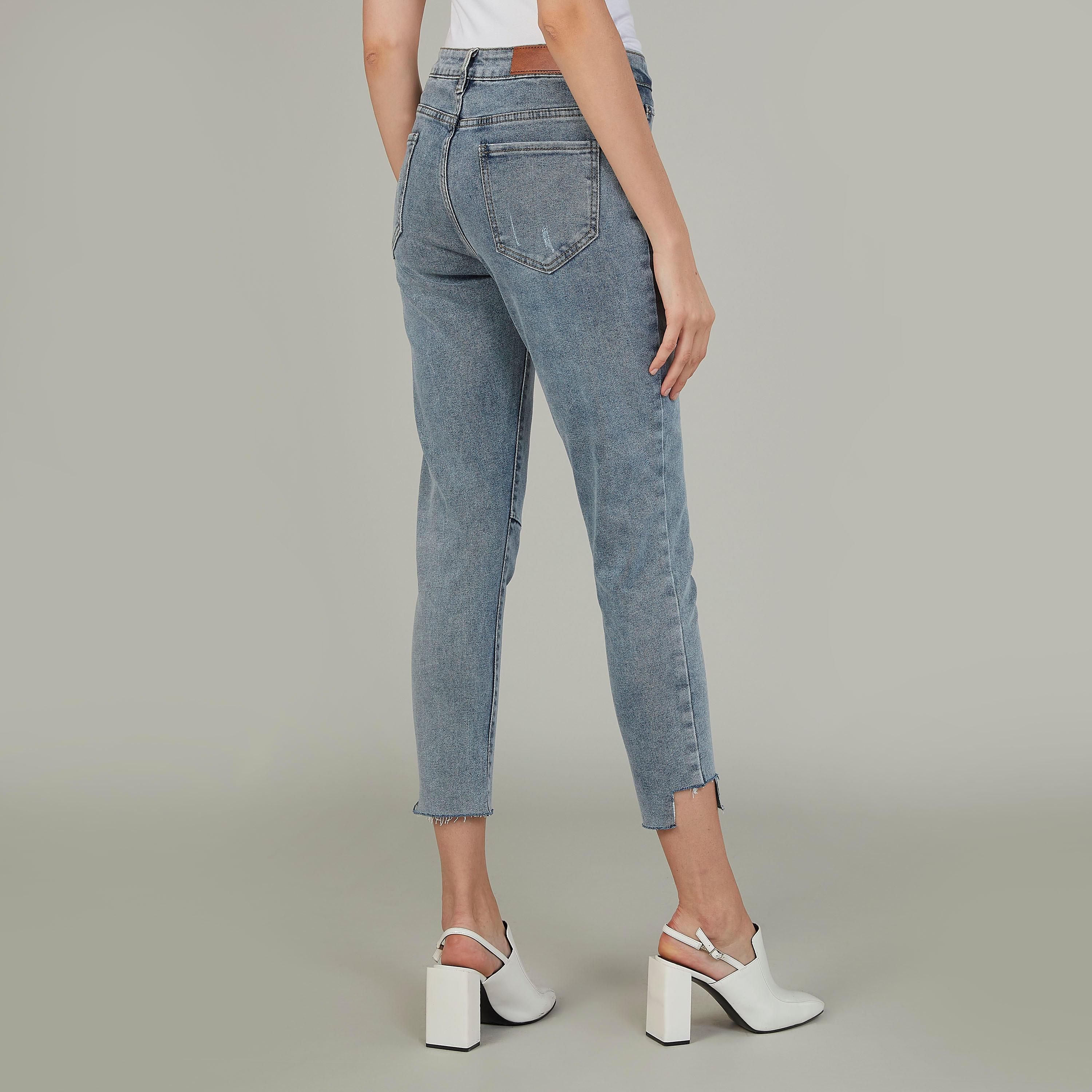 بنطلون جينز قصير سادة بخصر متوسط الارتفاع وجيوب وحلقات للحزام-women-clothing-bottoms-jeans-image-4