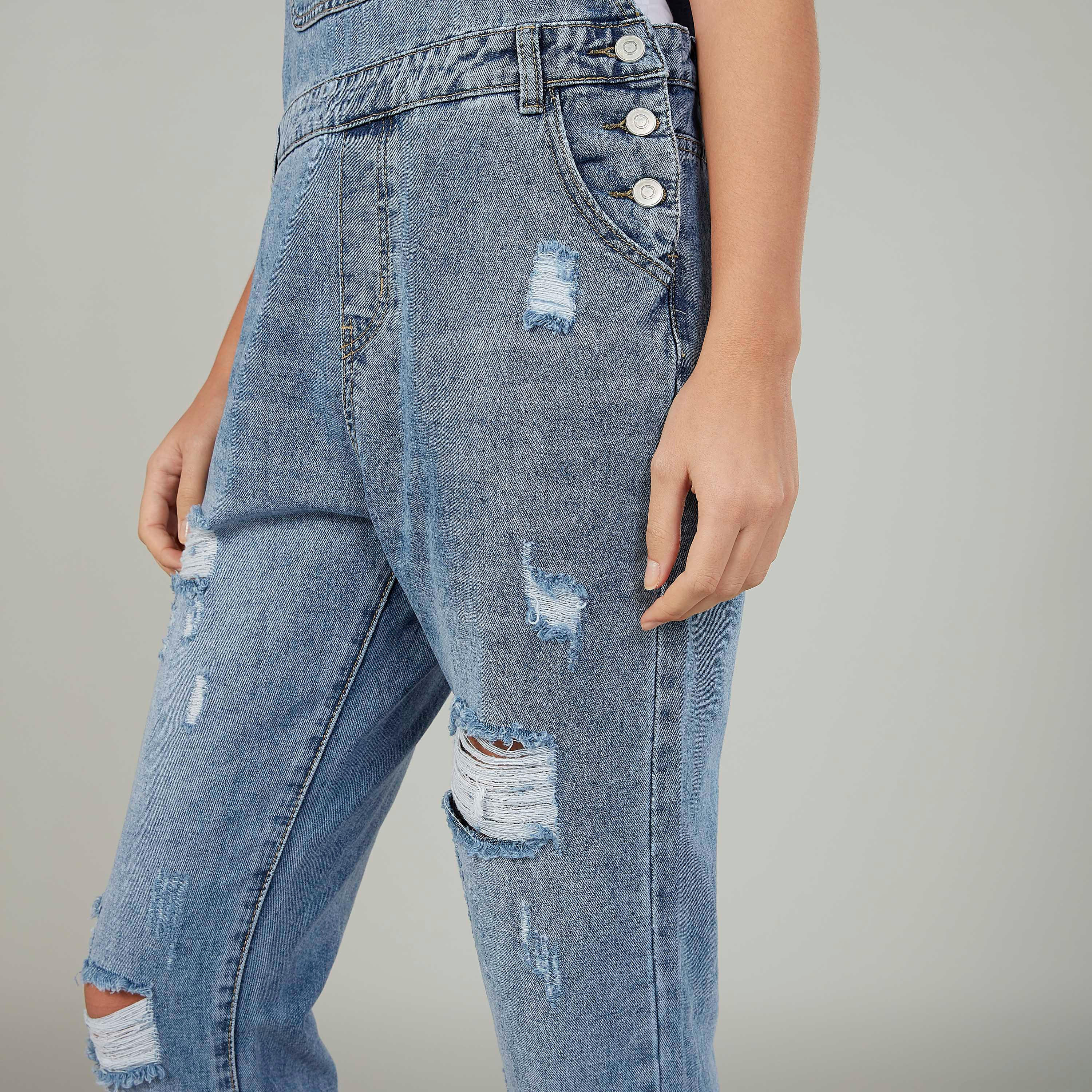 دنغري ممزق بحمالات قابلة للتعديل وتفاصيل جيوب-women-clothing-jumpsuits-image-3