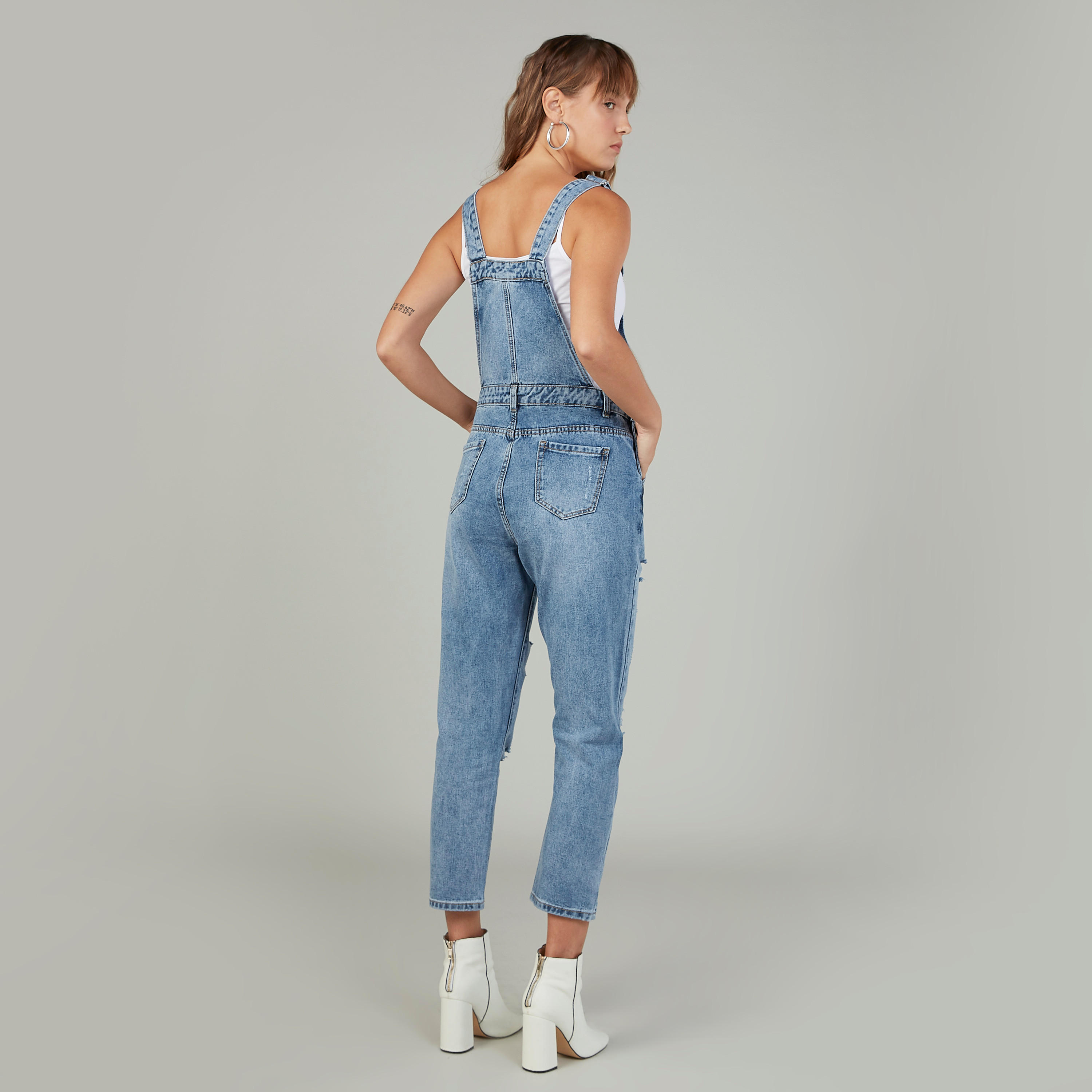 دنغري ممزق بحمالات قابلة للتعديل وتفاصيل جيوب-women-clothing-jumpsuits-image-2