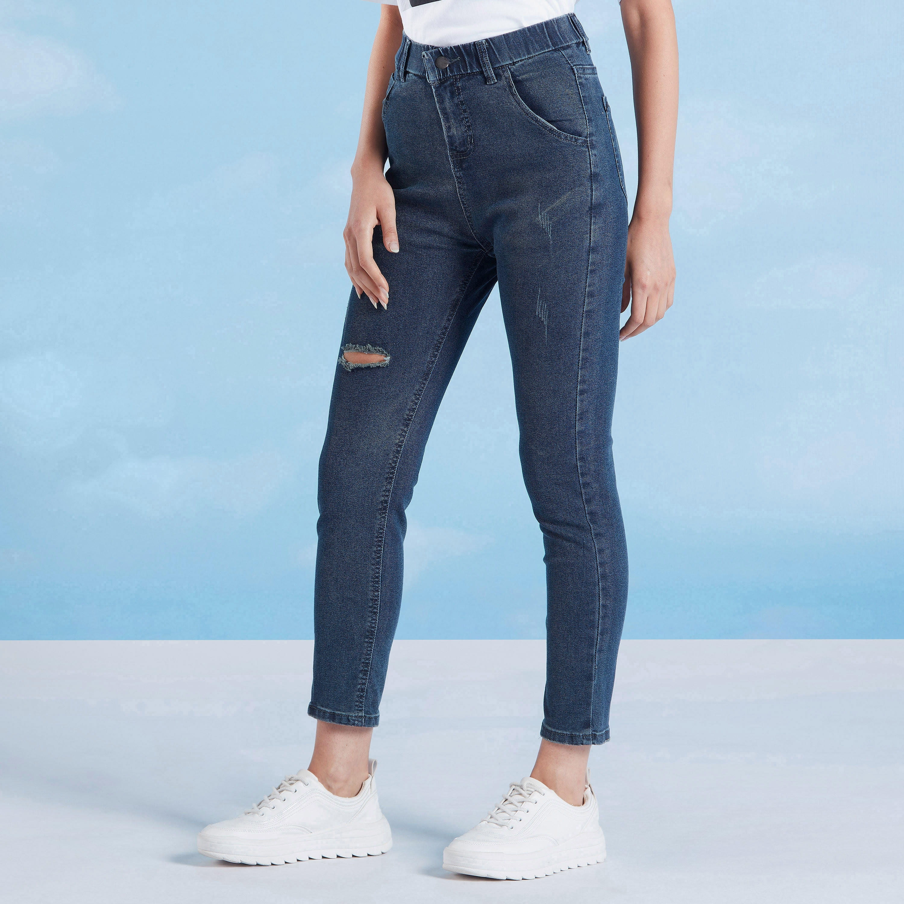 بنطلون جينز ممزق بخصر مرن متوسط الارتفاع وجيوب وعراوي حزام-women-clothing-bottoms-jeans-image-1