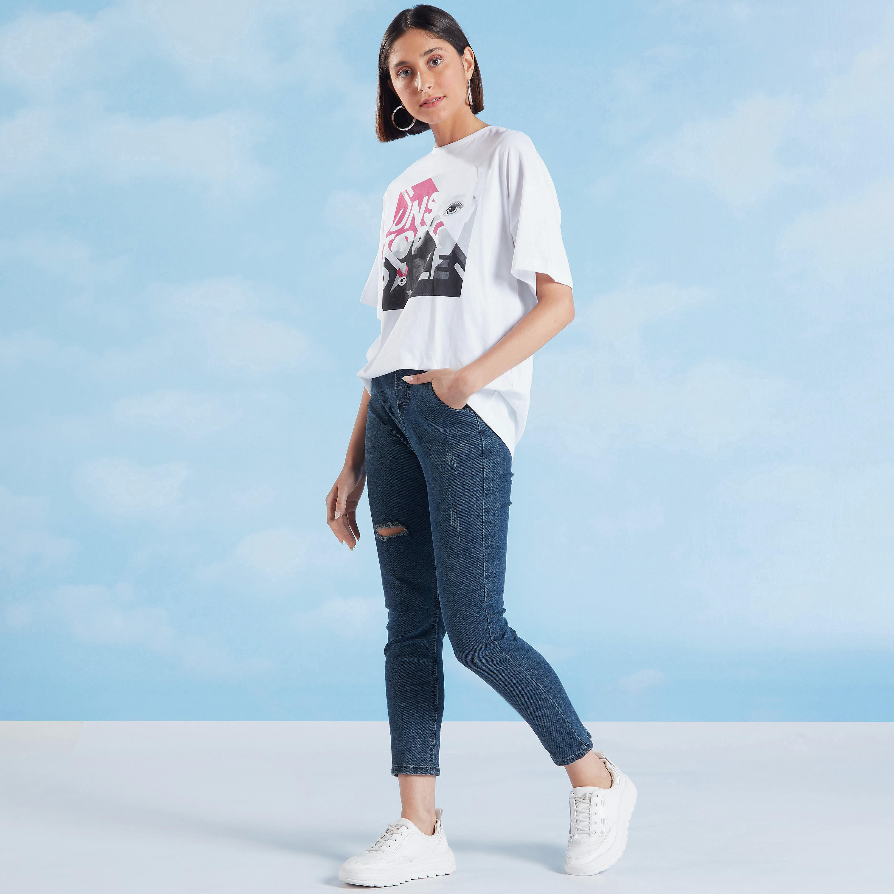 بنطلون جينز ممزق بخصر مرن متوسط الارتفاع وجيوب وعراوي حزام-women-clothing-bottoms-jeans-image-2