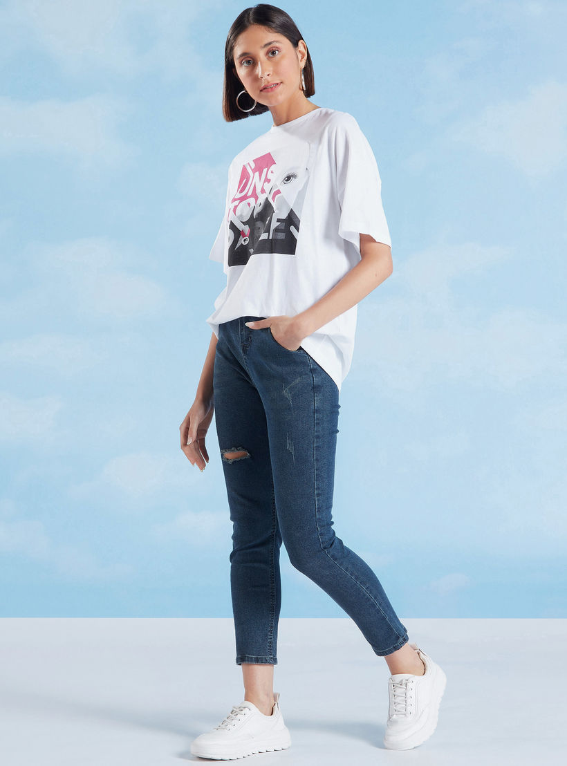 بنطلون جينز ممزق بخصر مرن متوسط الارتفاع وجيوب وعراوي حزام-women-clothing-bottoms-jeans-image-2