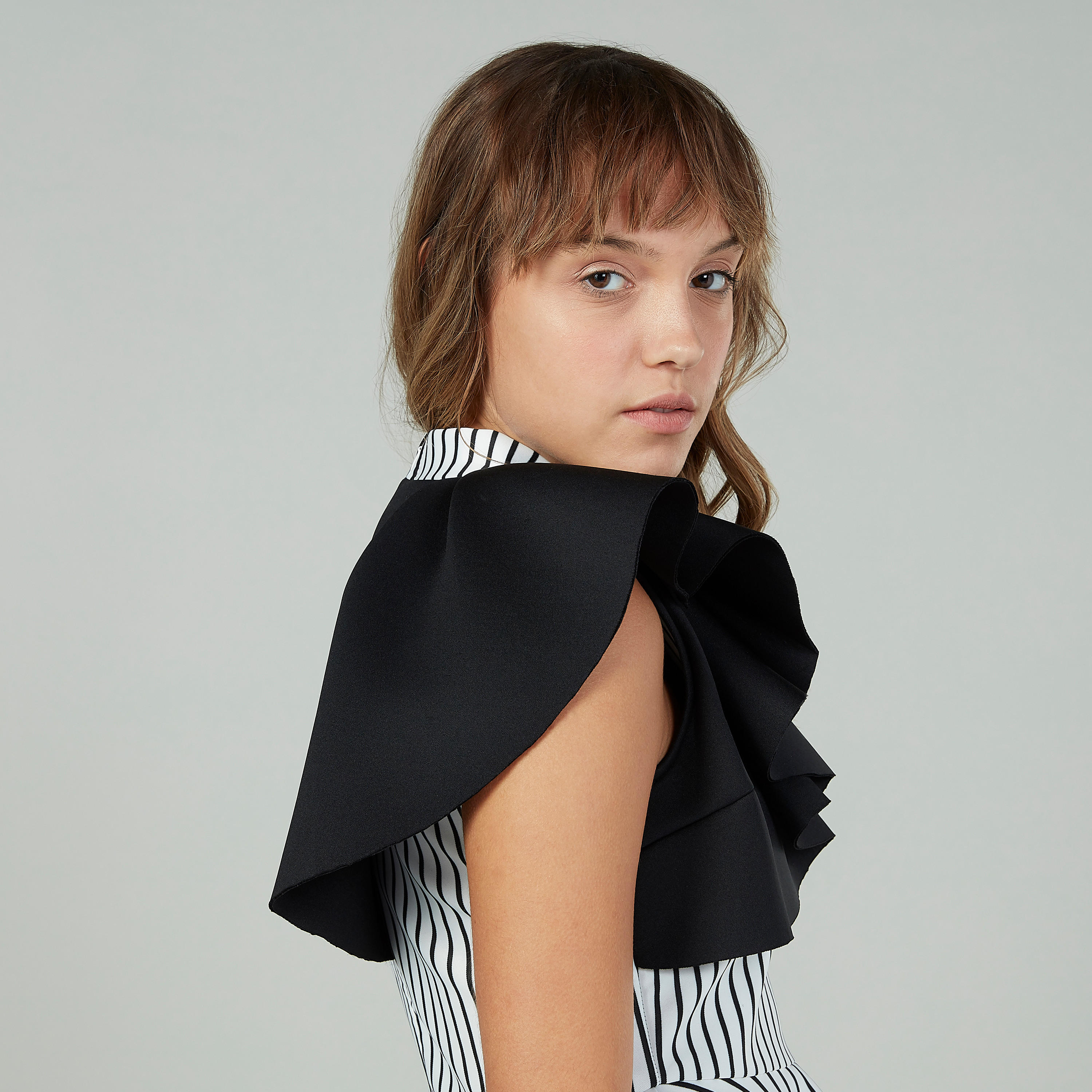 بلوزة مخططة دون أكمام بياقة عالية وتفاصيل كشكش على الخصر-women-clothing-shirtsandblouses-blouses-image-3