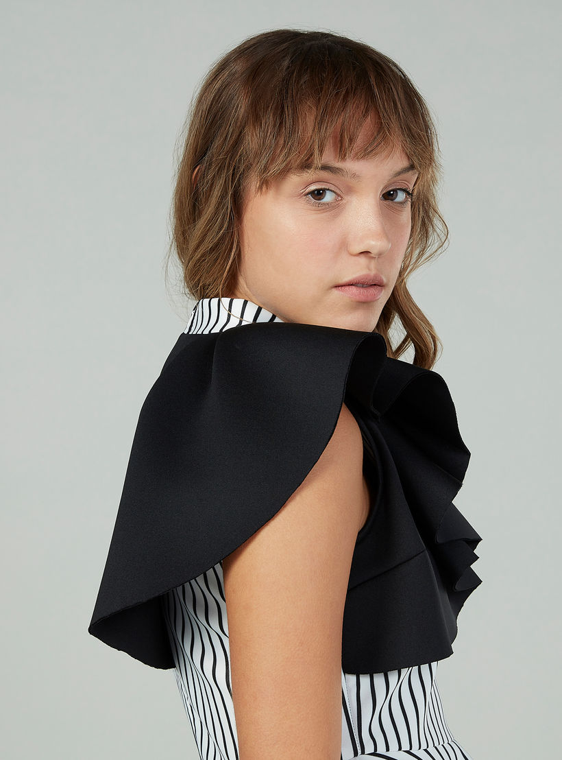 بلوزة مخططة دون أكمام بياقة عالية وتفاصيل كشكش على الخصر-women-clothing-shirtsandblouses-blouses-image-3