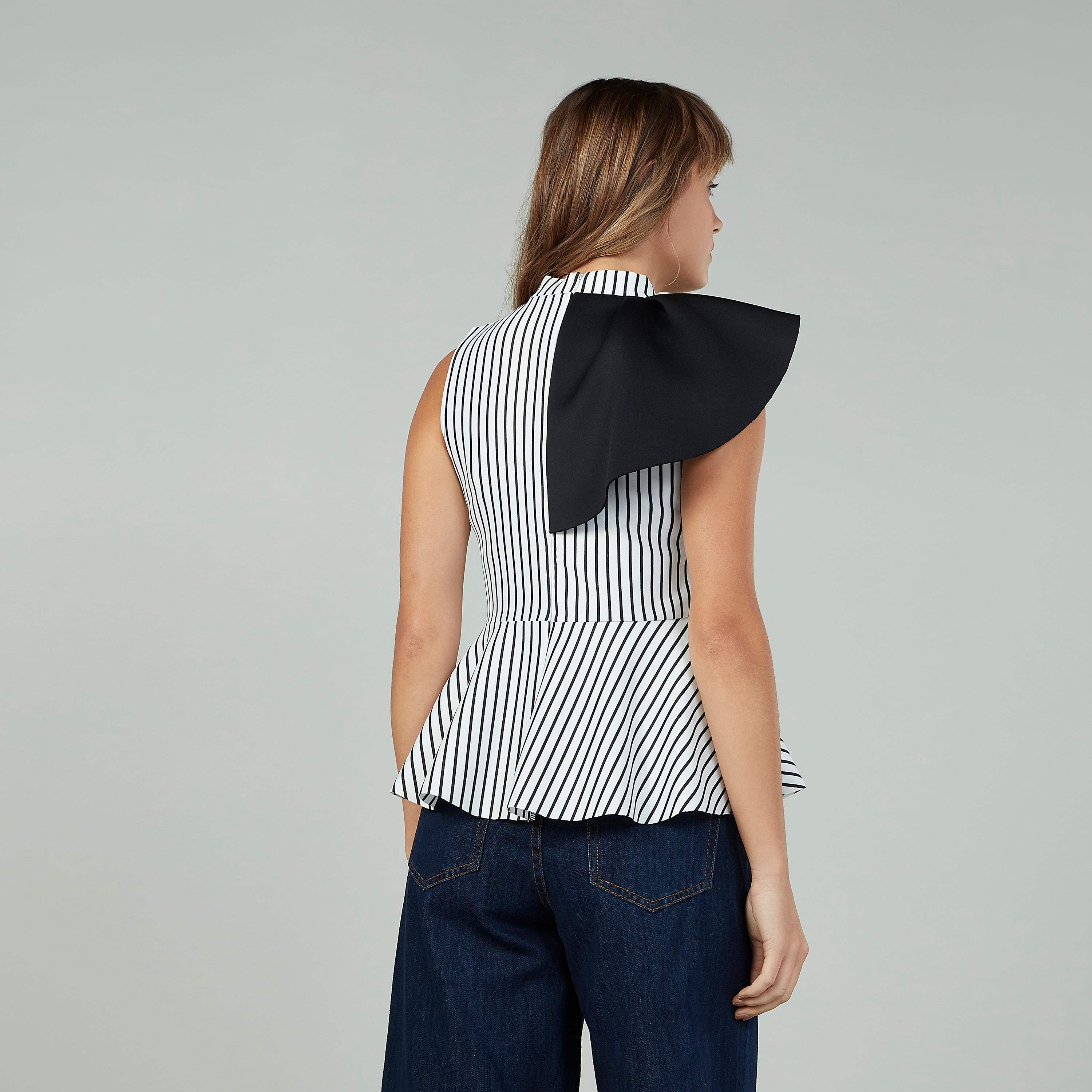بلوزة مخططة دون أكمام بياقة عالية وتفاصيل كشكش على الخصر-women-clothing-shirtsandblouses-blouses-image-4