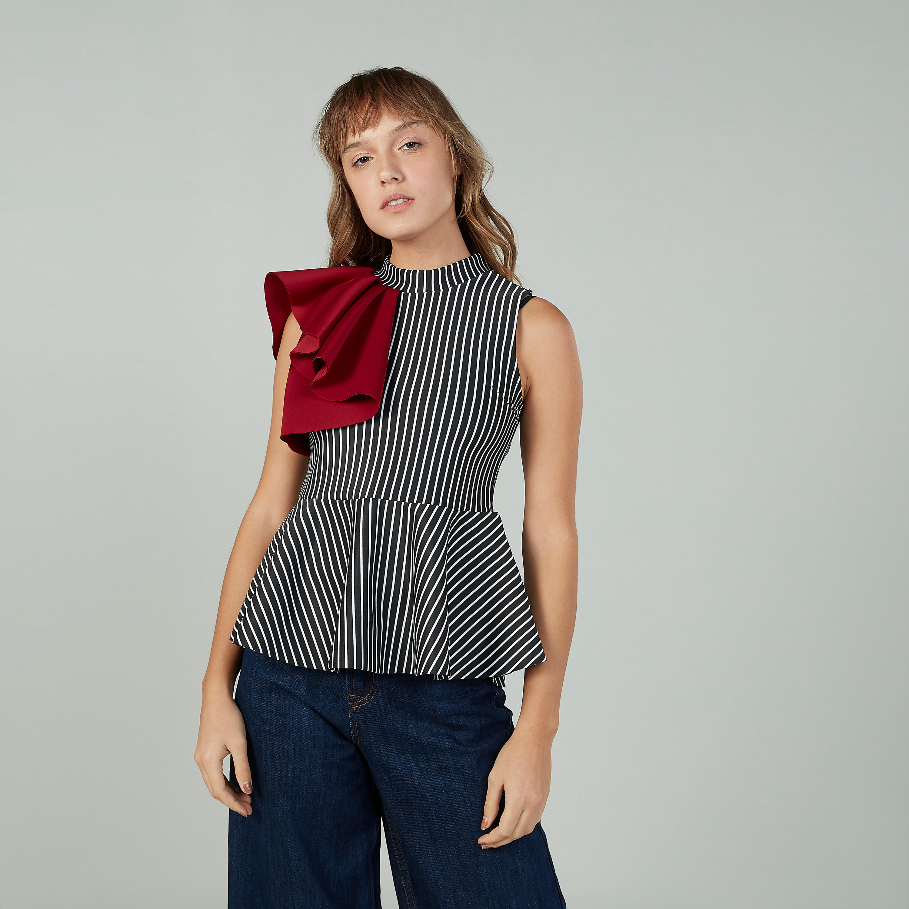بلوزة مخططة دون أكمام بياقة عالية وتفاصيل كشكش على الخصر-women-clothing-shirtsandblouses-blouses-image-1