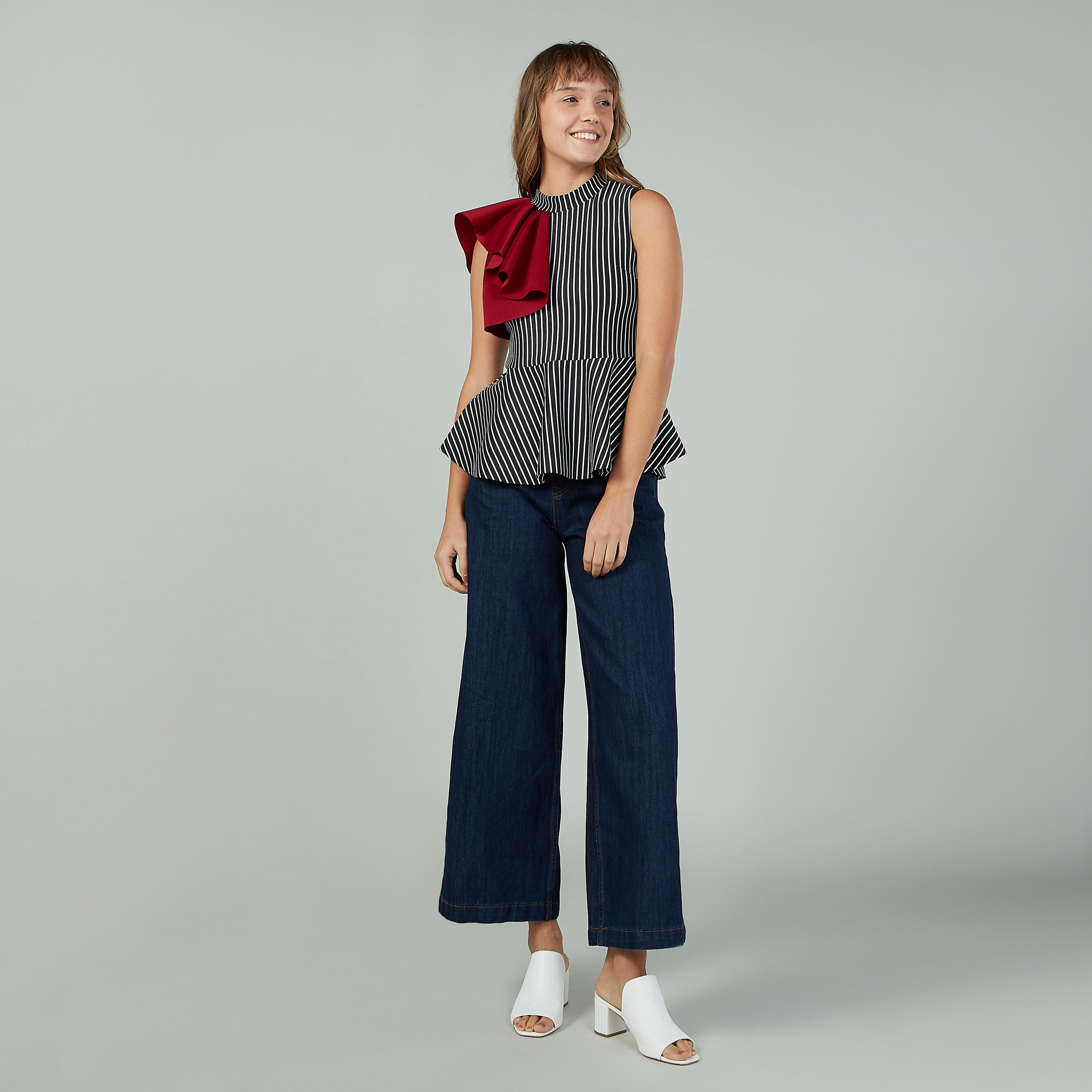بلوزة مخططة دون أكمام بياقة عالية وتفاصيل كشكش على الخصر-women-clothing-shirtsandblouses-blouses-image-2