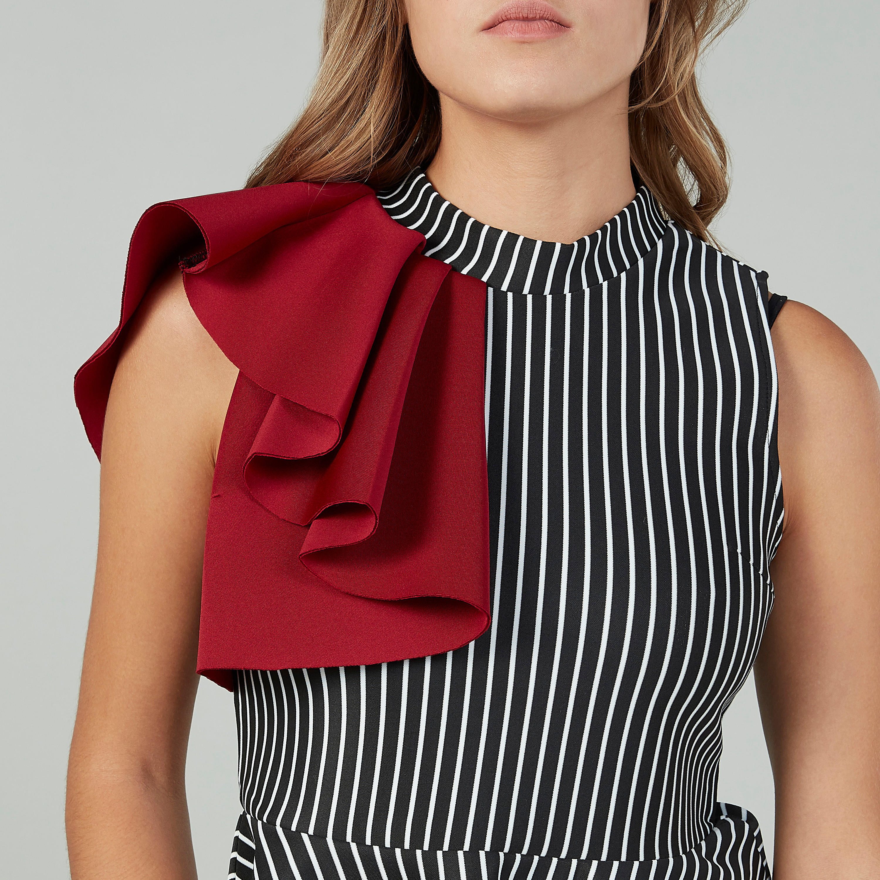 بلوزة مخططة دون أكمام بياقة عالية وتفاصيل كشكش على الخصر-women-clothing-shirtsandblouses-blouses-image-3