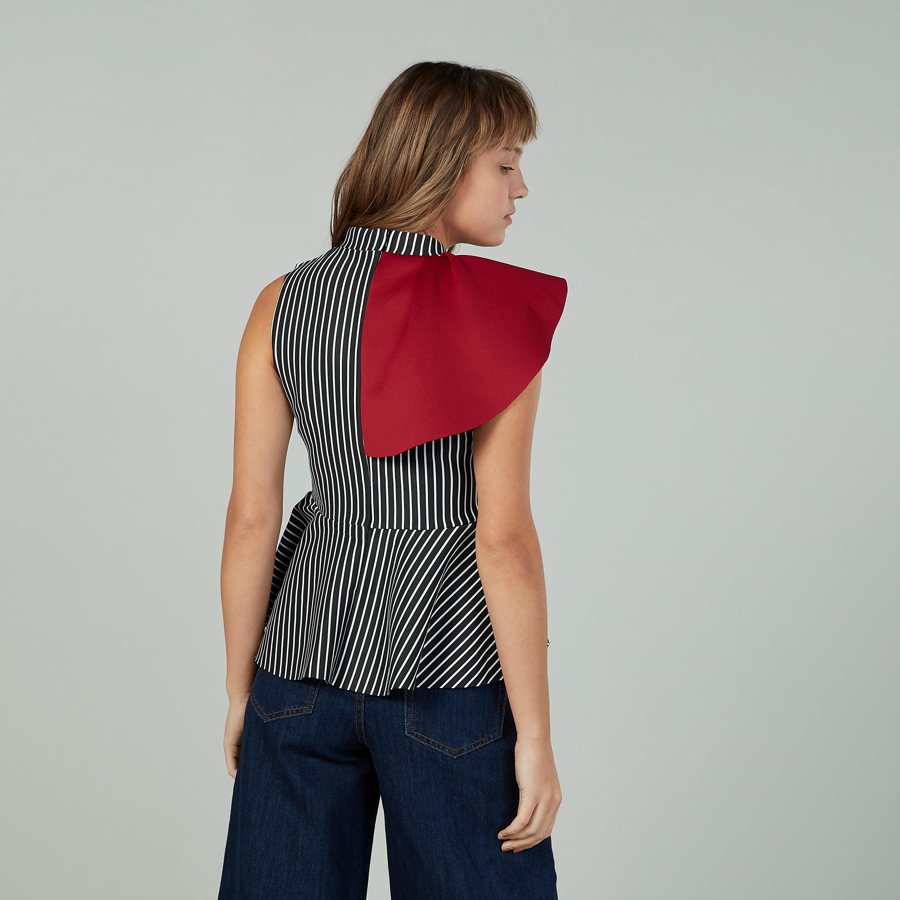 بلوزة مخططة دون أكمام بياقة عالية وتفاصيل كشكش على الخصر-women-clothing-shirtsandblouses-blouses-image-4