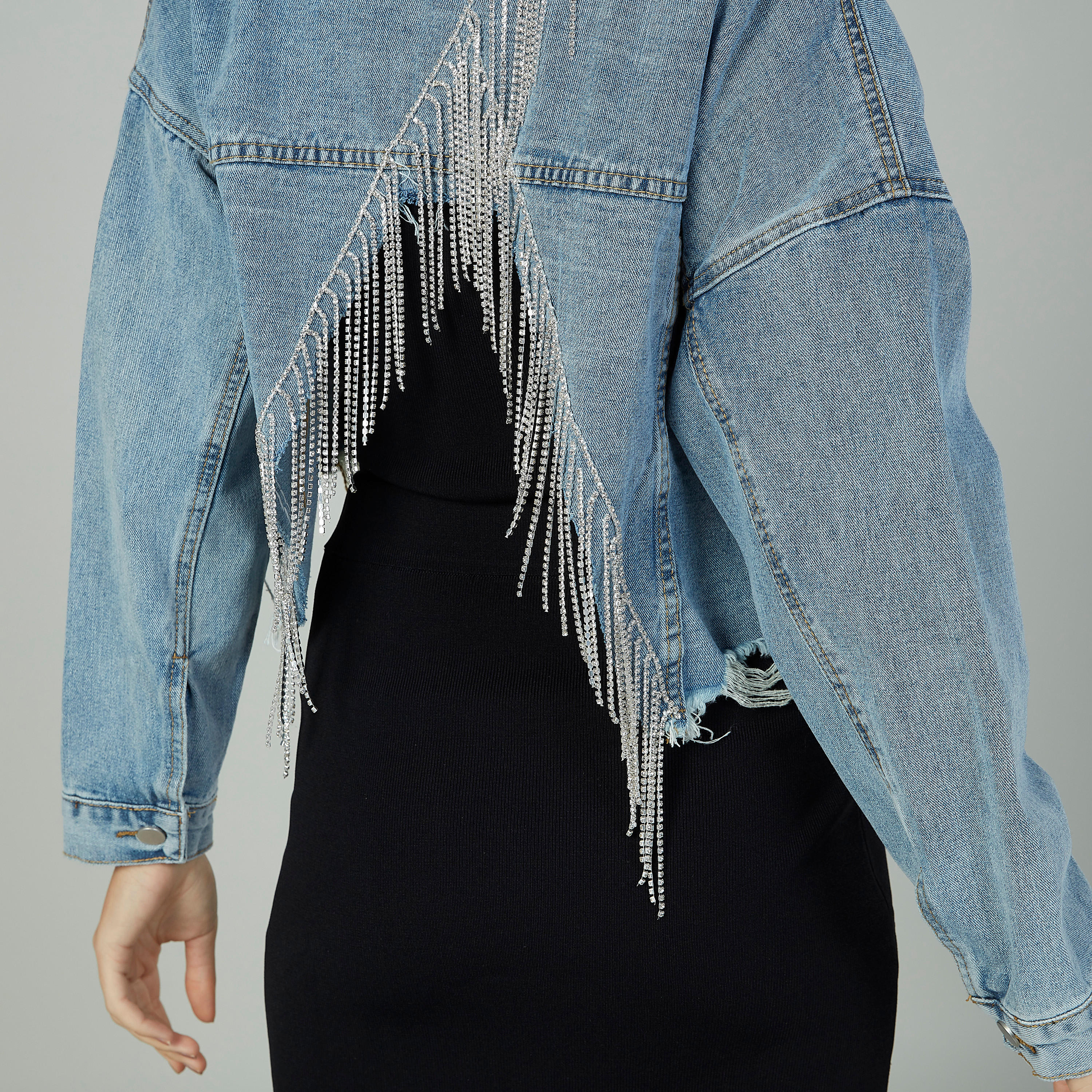 جاكيت دينم بأكمام طويلة وحوّاف مهدبّة-women-winterwear-coatsandjackets-jackets-image-3