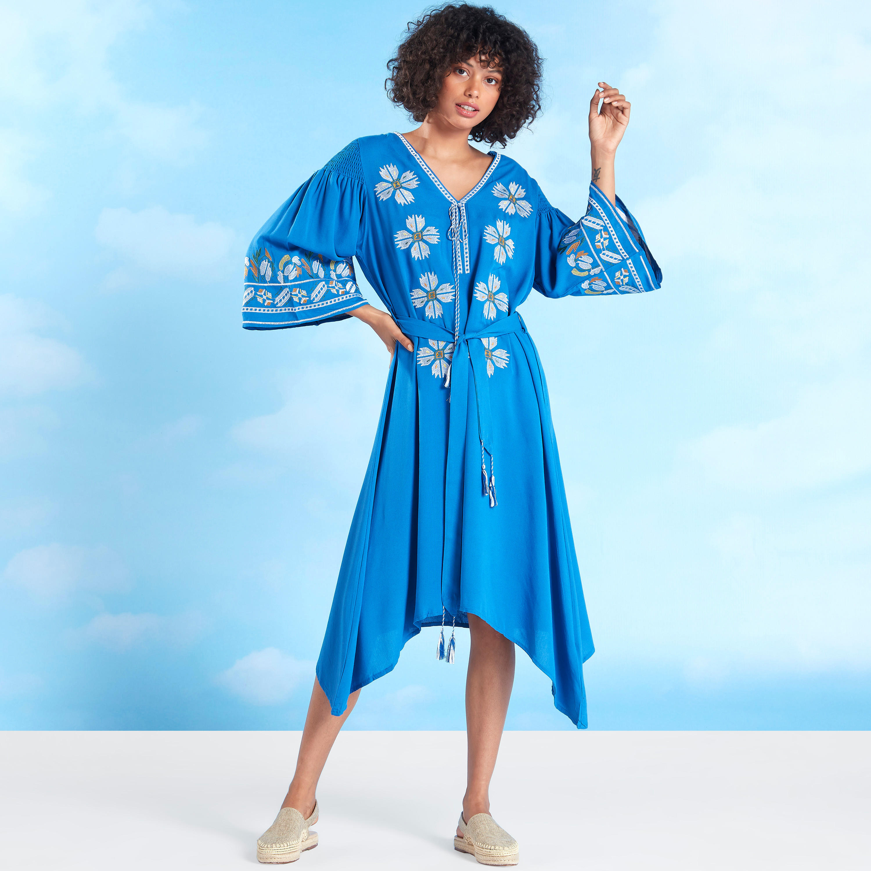 فستان متوسط الطول مطرّز بياقة V وحواف غير مستوية-women-clothing-dresses-image-1