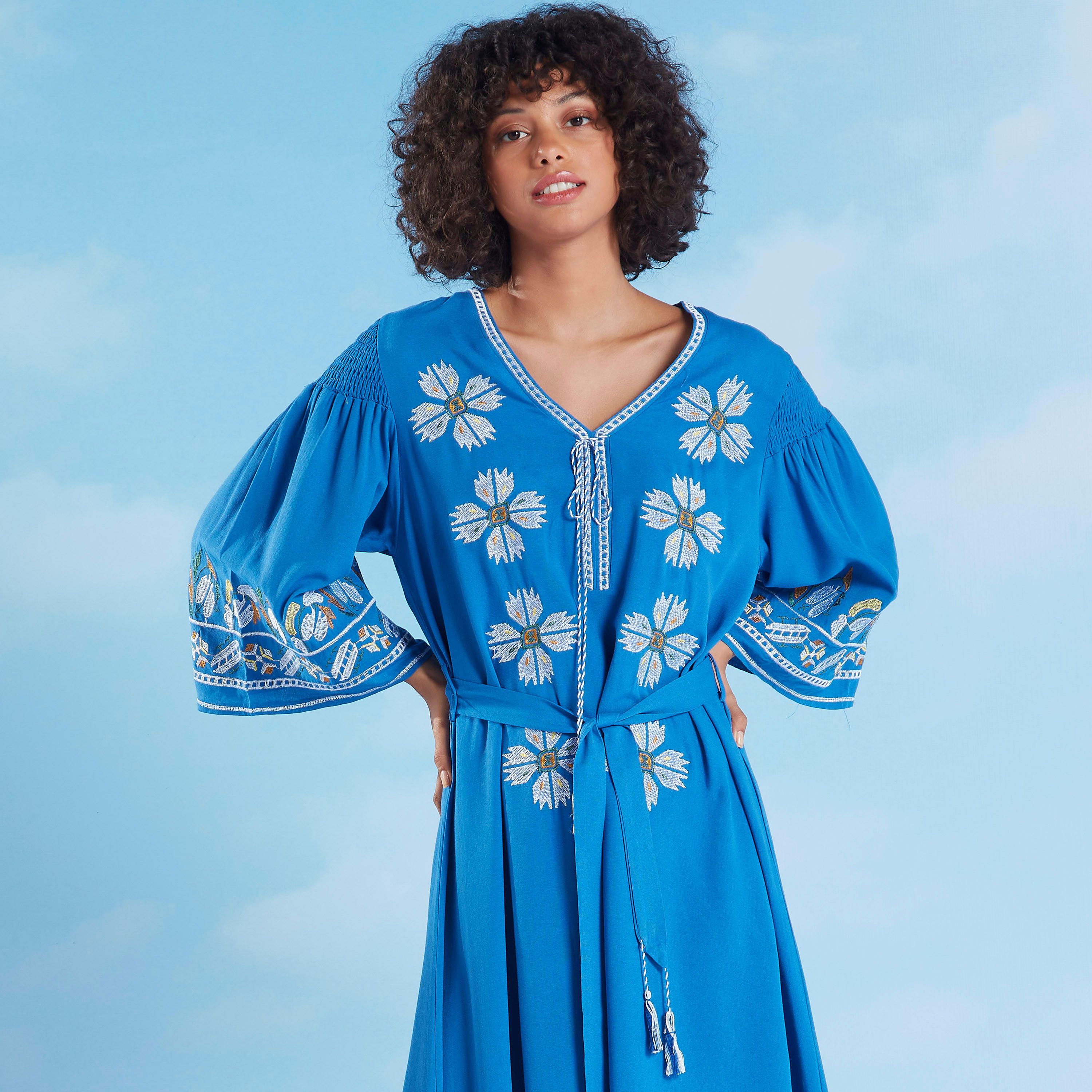 فستان متوسط الطول مطرّز بياقة V وحواف غير مستوية-women-clothing-dresses-image-2