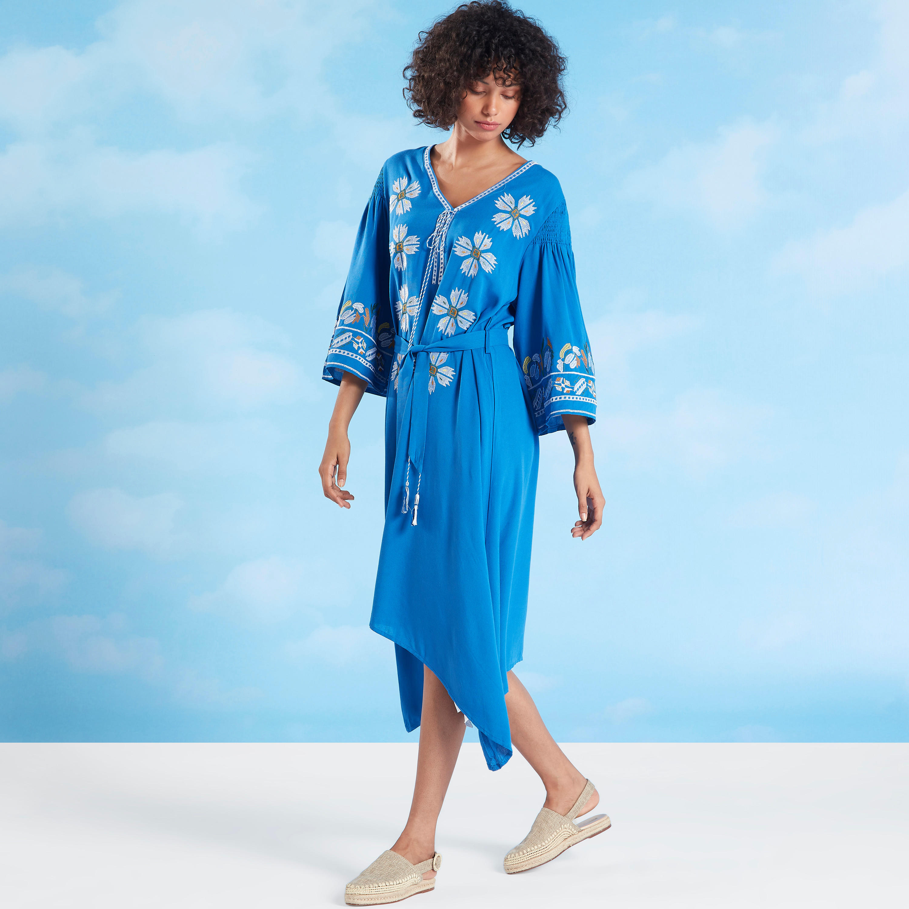 فستان متوسط الطول مطرّز بياقة V وحواف غير مستوية-women-clothing-dresses-image-3