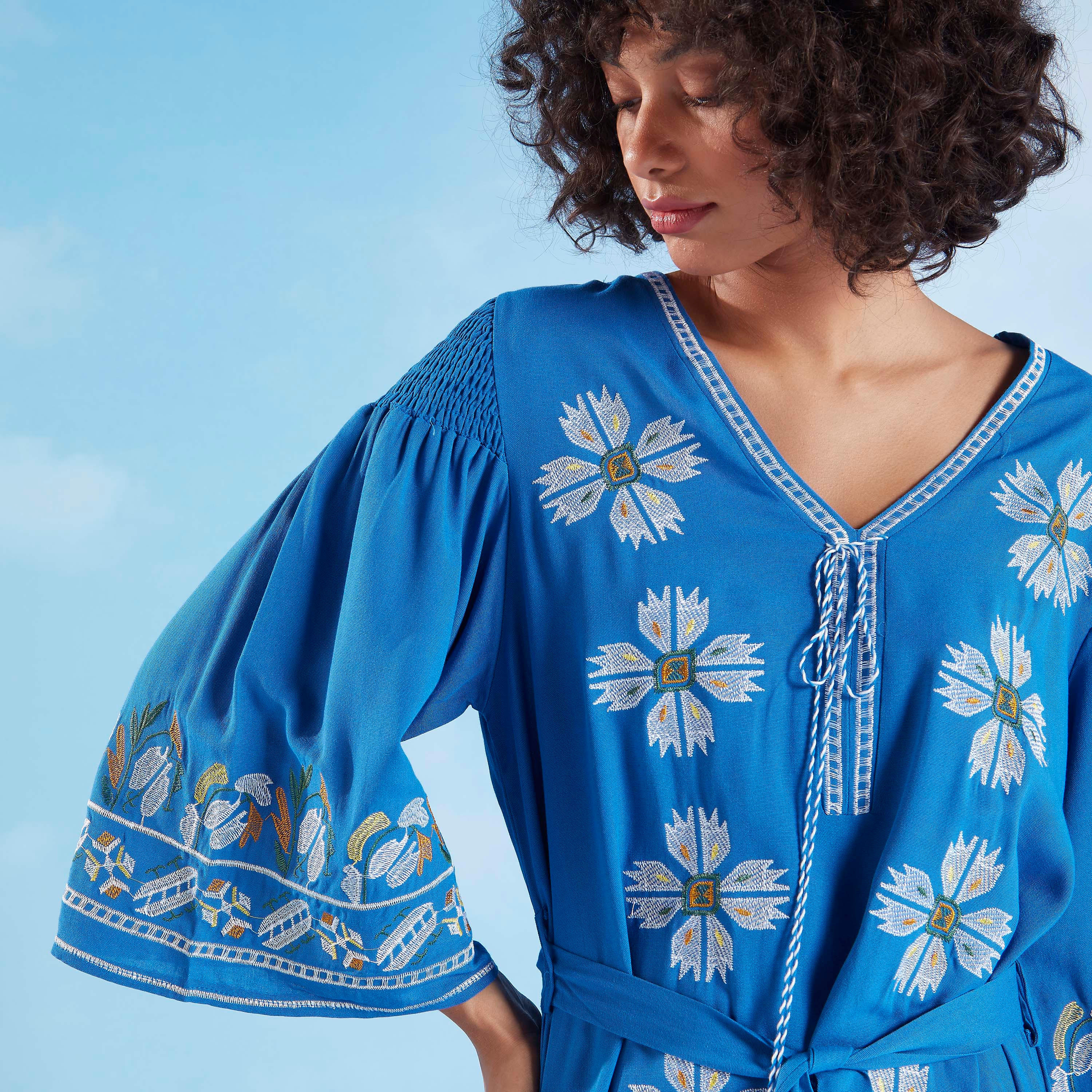 فستان متوسط الطول مطرّز بياقة V وحواف غير مستوية-women-clothing-dresses-image-4