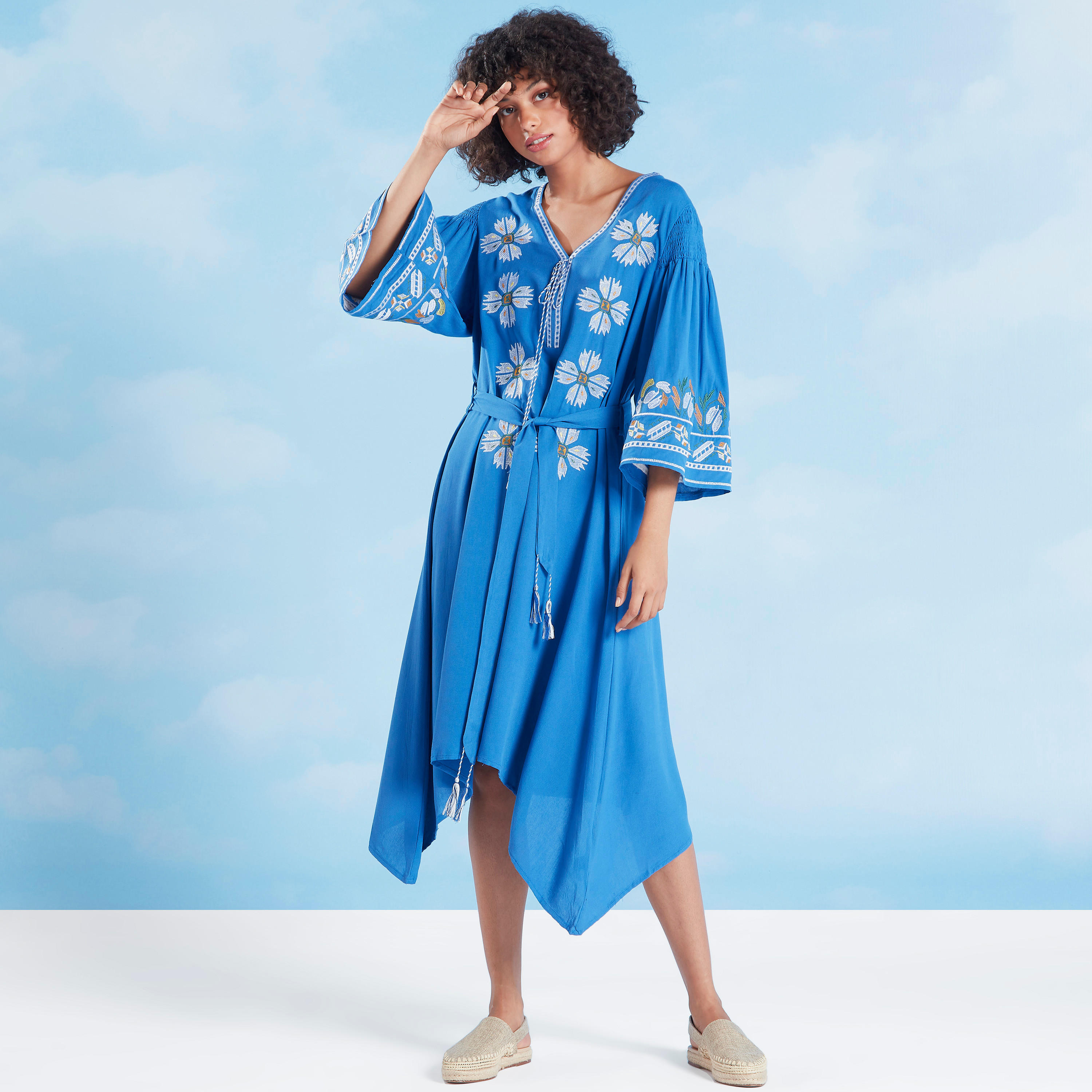 فستان متوسط الطول مطرّز بياقة V وحواف غير مستوية-women-clothing-dresses-image-5