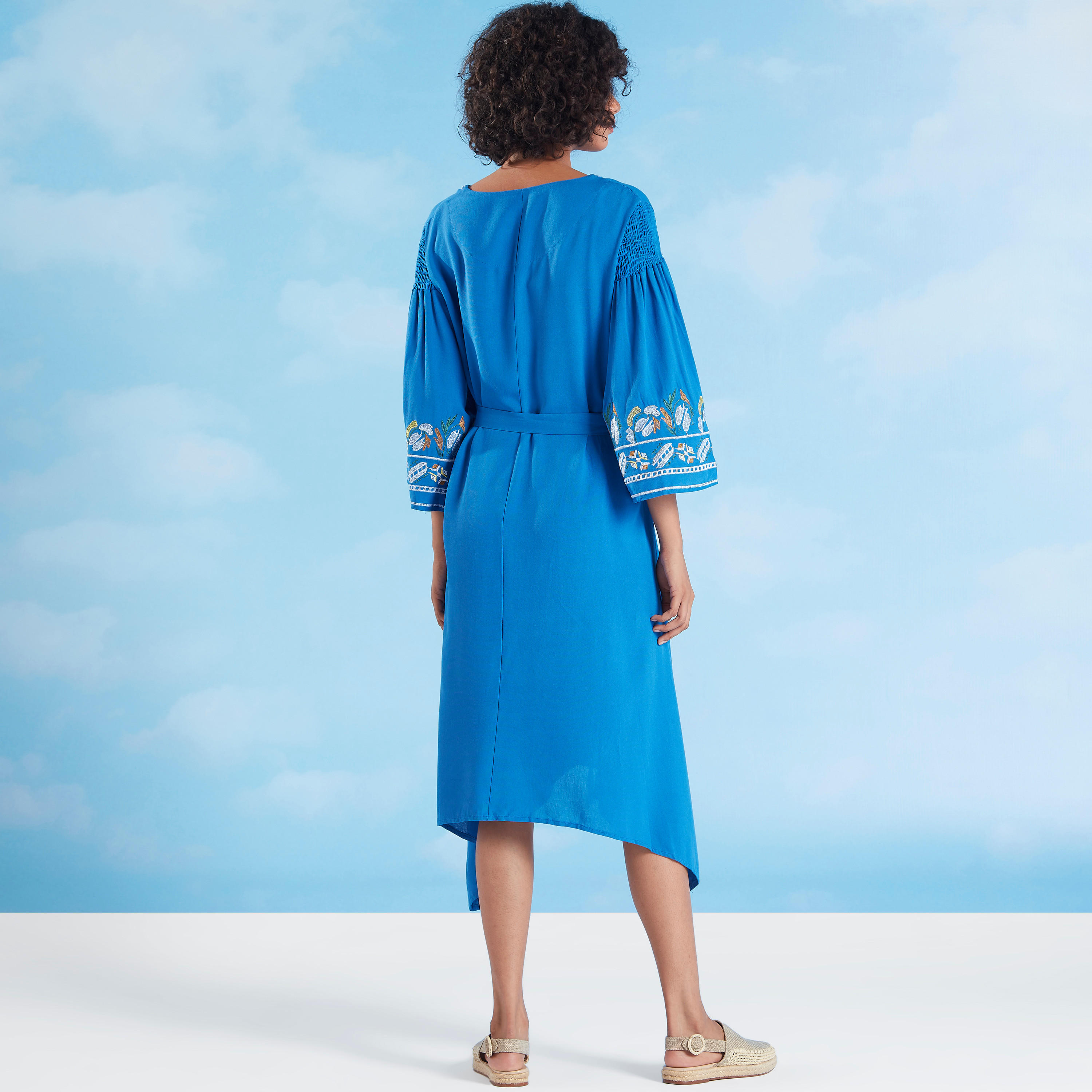 فستان متوسط الطول مطرّز بياقة V وحواف غير مستوية-women-clothing-dresses-image-6