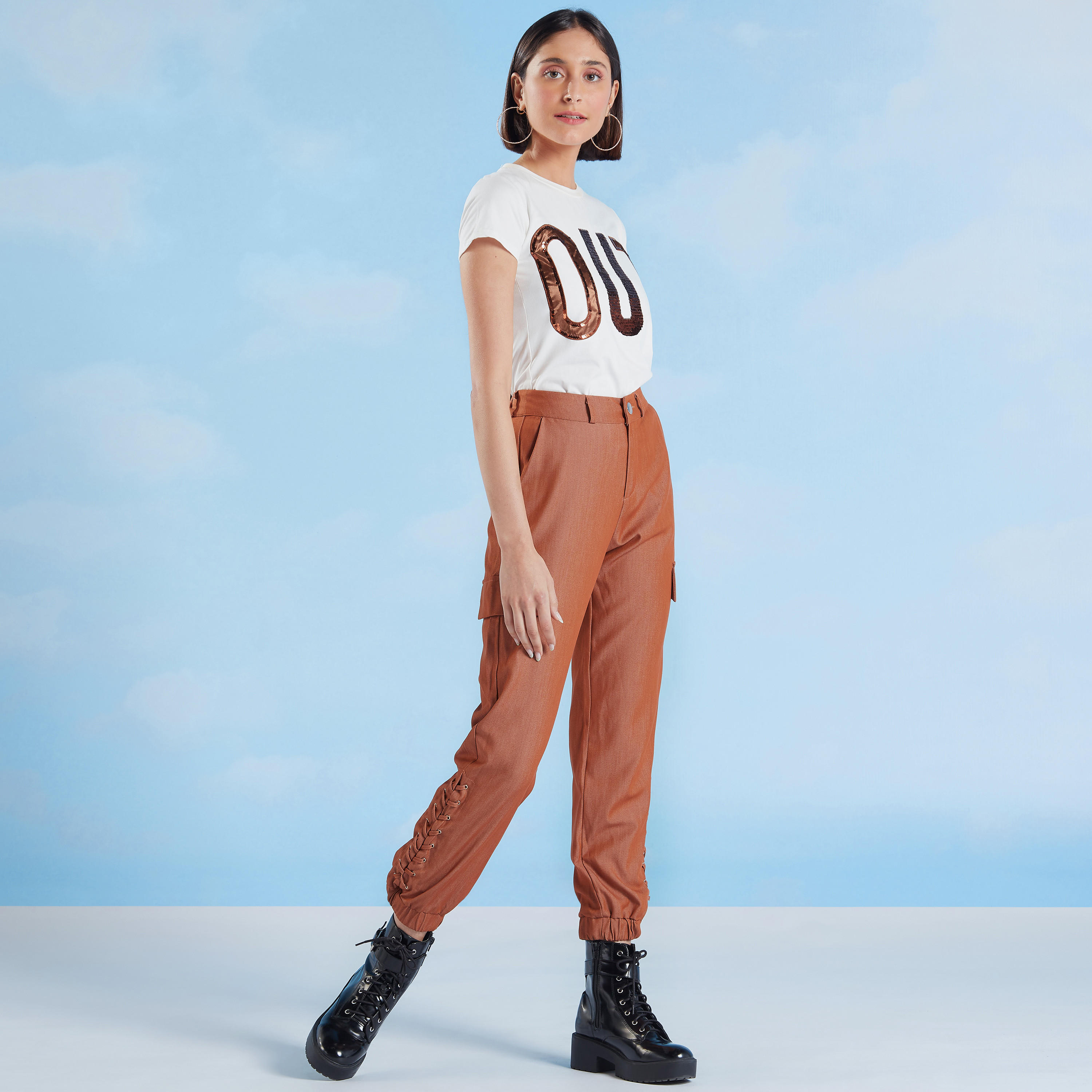 تيشيرت بياقة مستديرة وأكمام كاب وتفاصيل ترتر-women-clothing-tshirts-image-2
