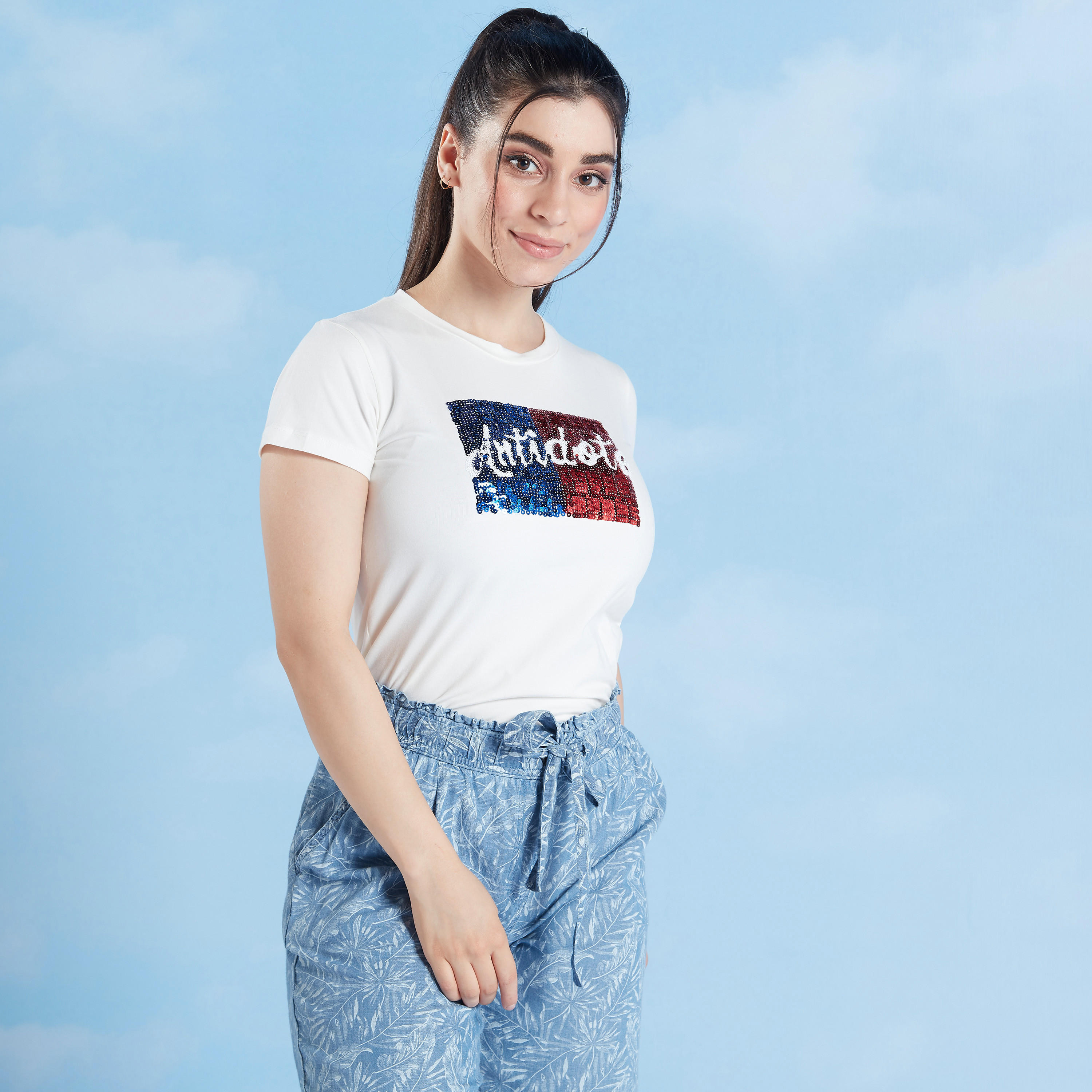 تيشيرت بياقة مستديرة وأكمام قصيرة وتفاصيل ترتر-women-clothing-tshirts-image-1