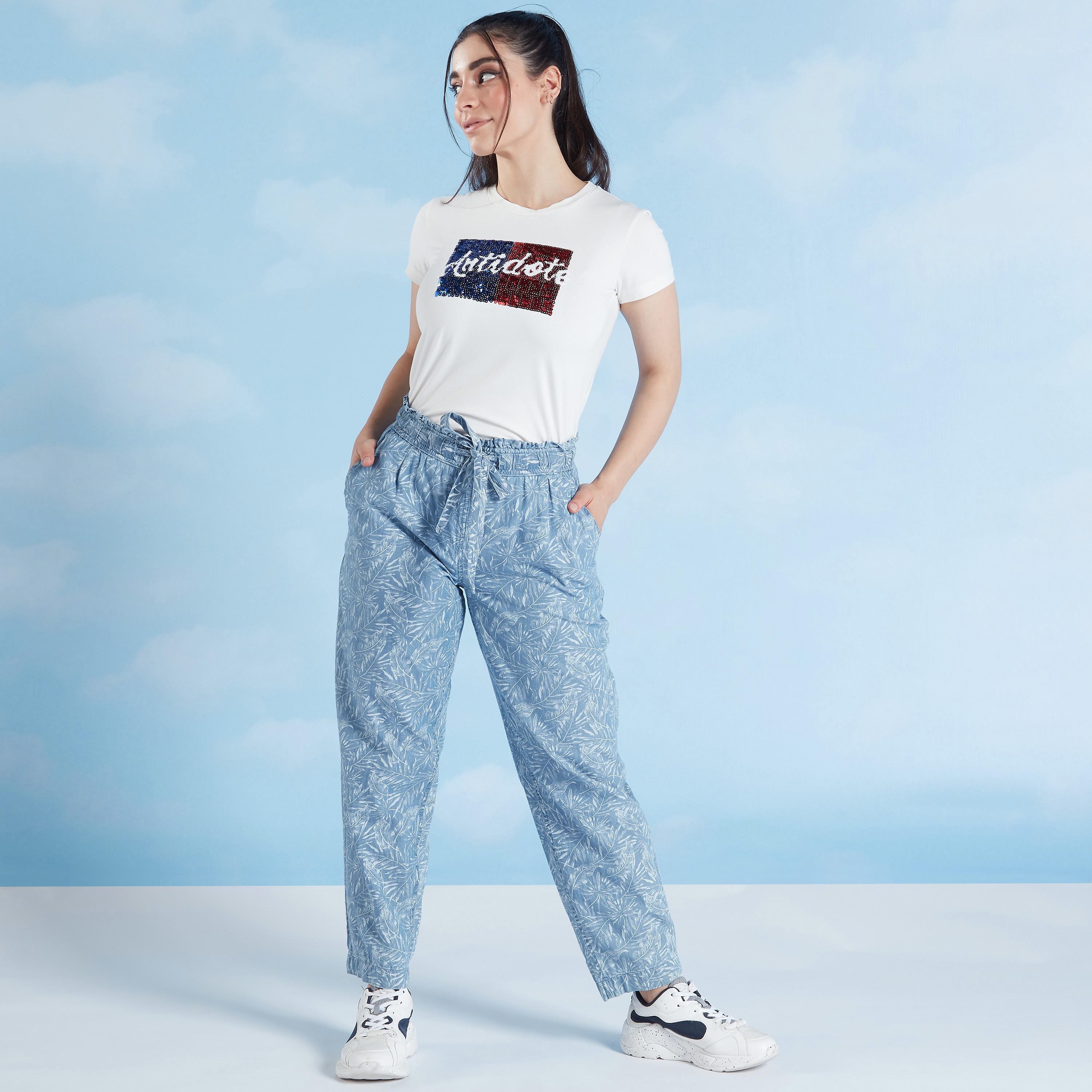 تيشيرت بياقة مستديرة وأكمام قصيرة وتفاصيل ترتر-women-clothing-tshirts-image-2
