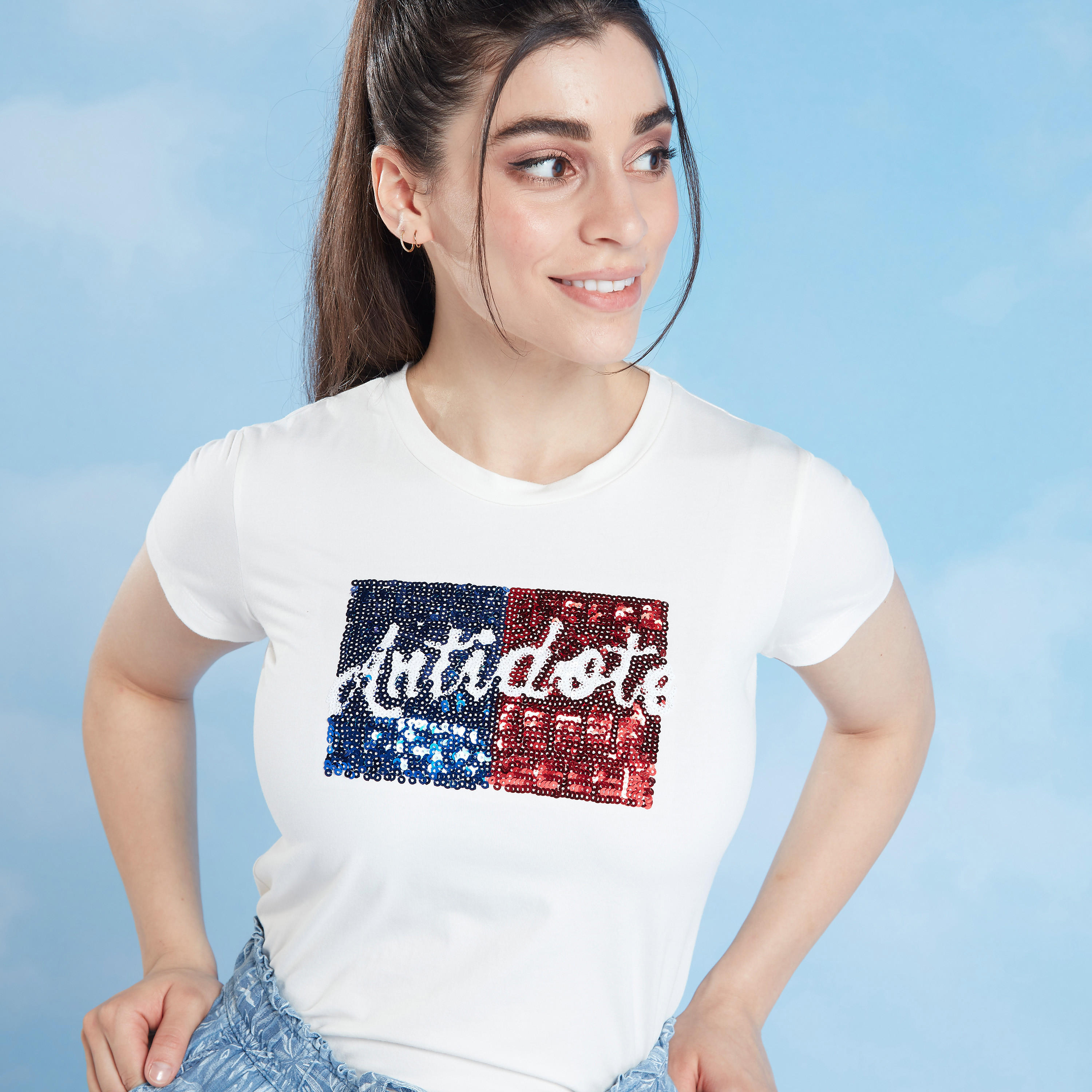 تيشيرت بياقة مستديرة وأكمام قصيرة وتفاصيل ترتر-women-clothing-tshirts-image-3
