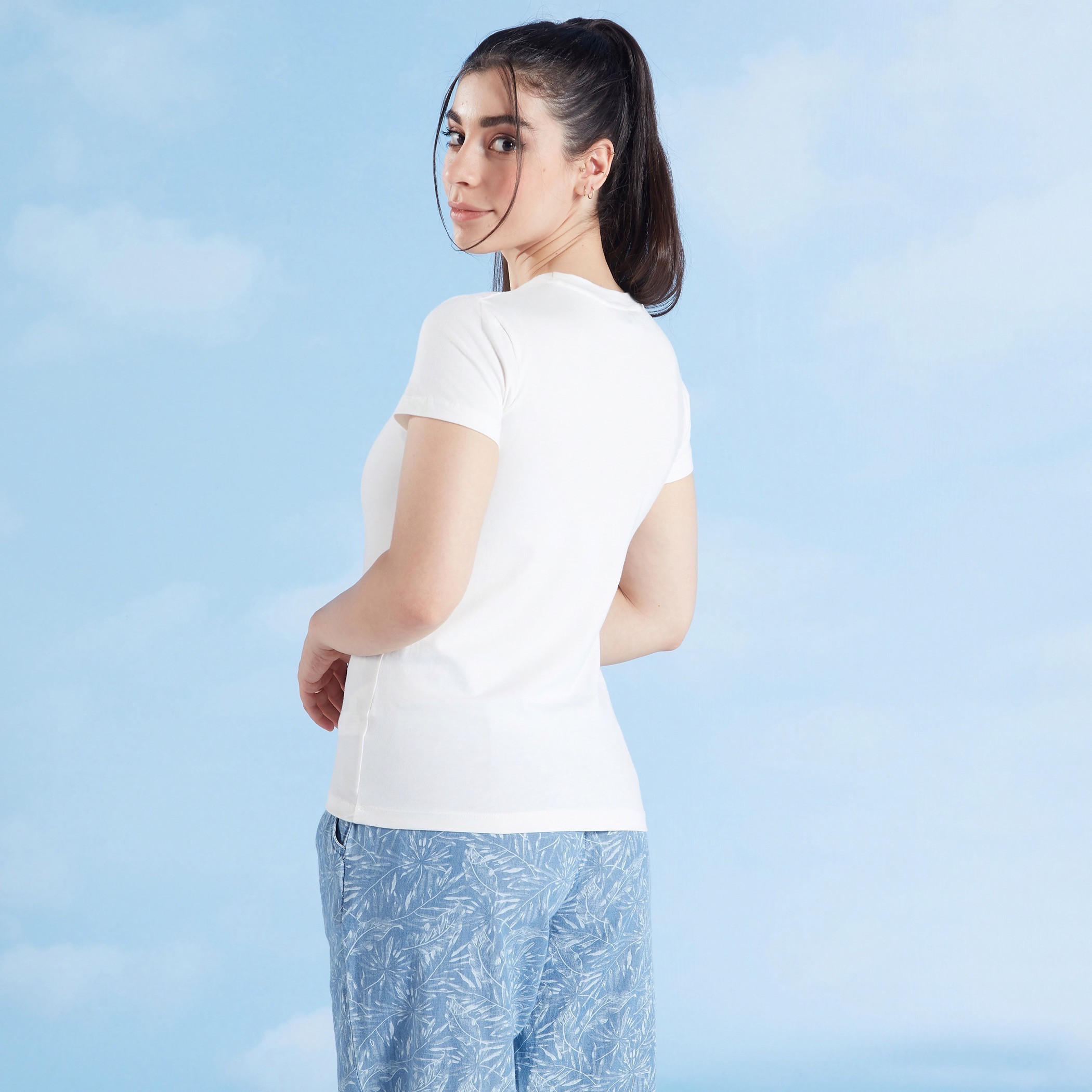 تيشيرت بياقة مستديرة وأكمام قصيرة وتفاصيل ترتر-women-clothing-tshirts-image-4