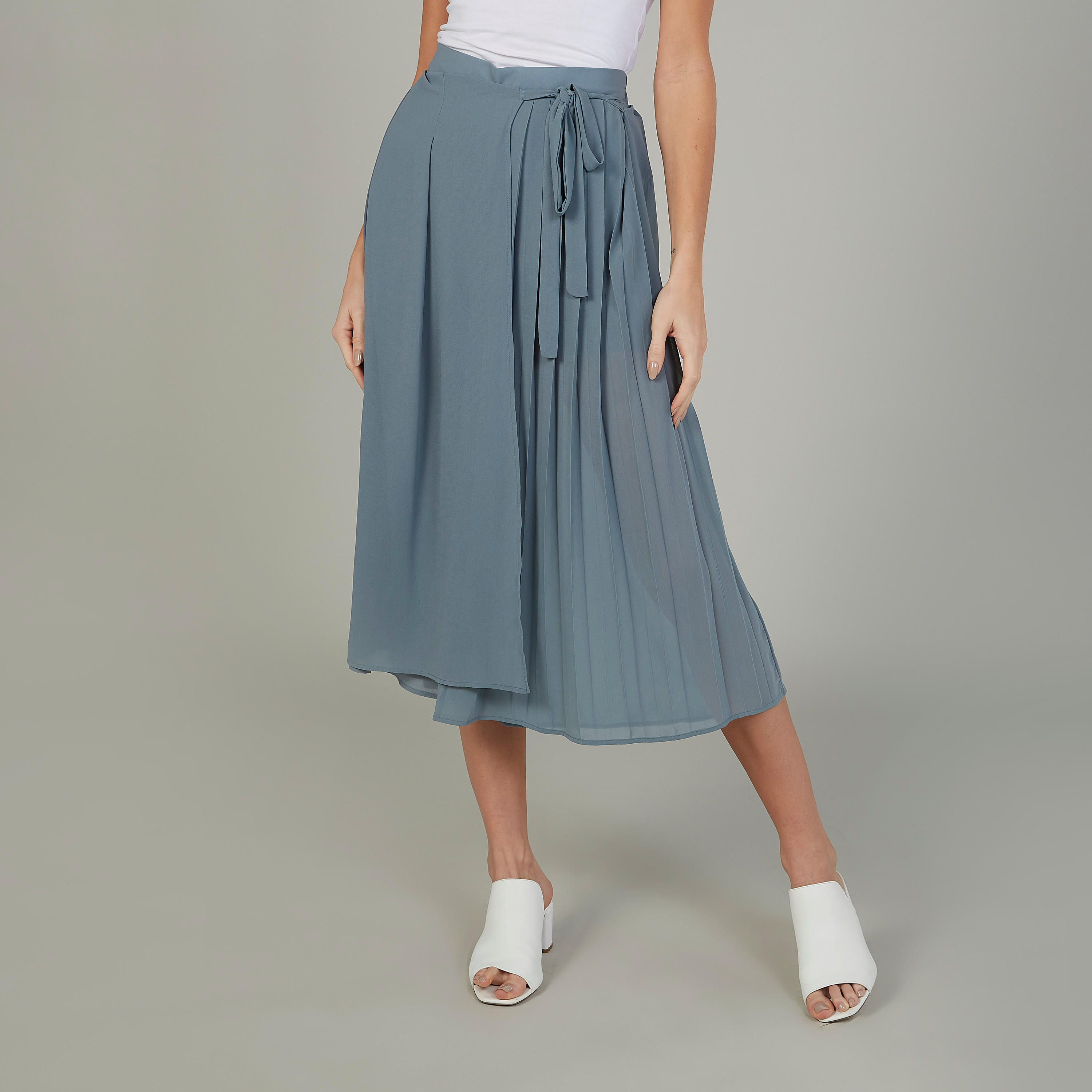 بنطلون بالازو سادة بخصر متوسّط الارتفاع وتفاصيل ثنايا وخصر مطّاطي-women-clothing-bottoms-trousers-image-1