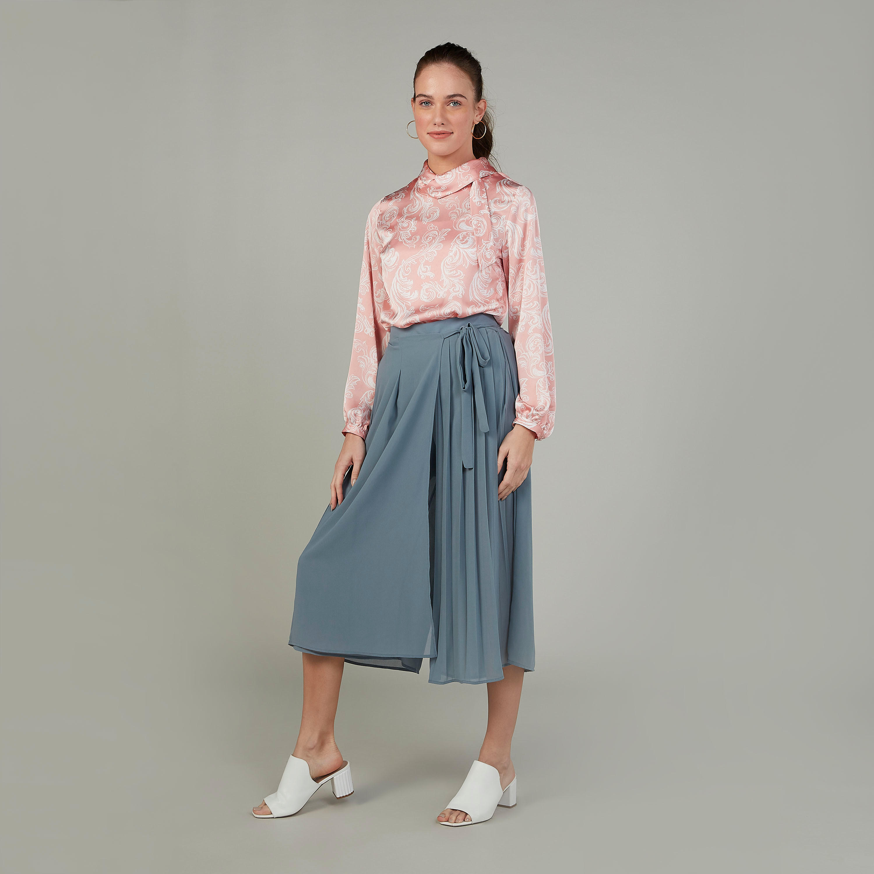 بنطلون بالازو سادة بخصر متوسّط الارتفاع وتفاصيل ثنايا وخصر مطّاطي-women-clothing-bottoms-trousers-image-2