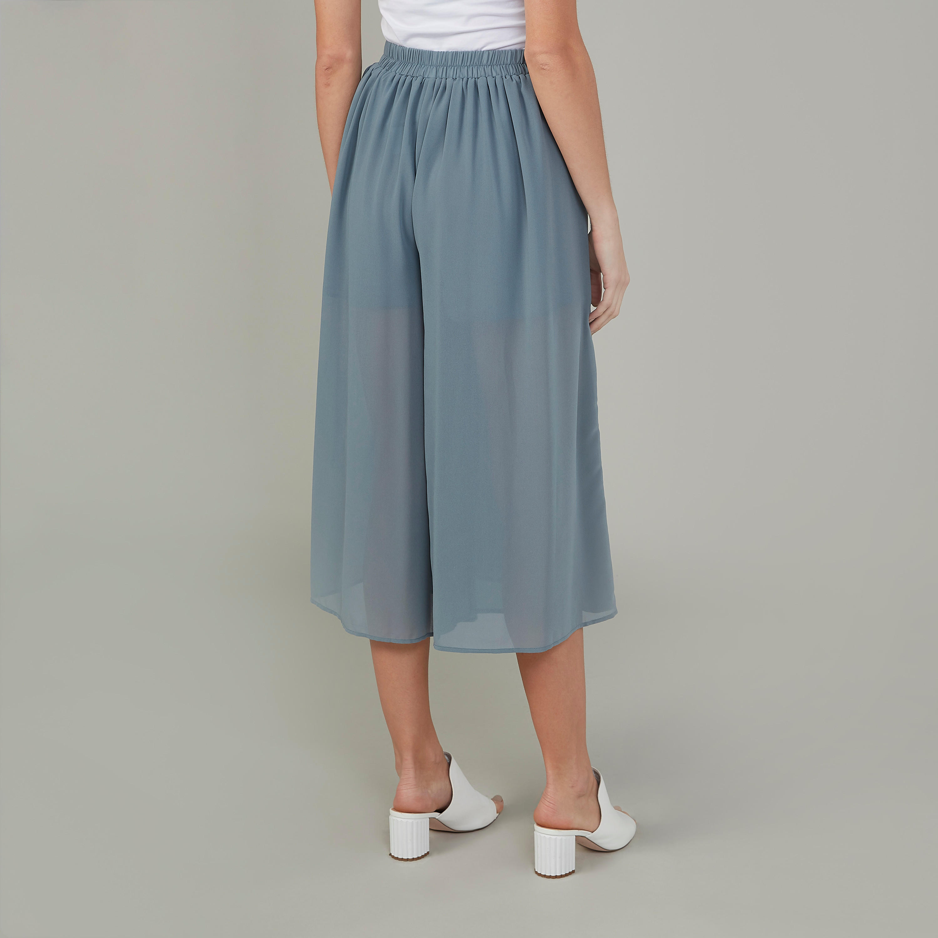 بنطلون بالازو سادة بخصر متوسّط الارتفاع وتفاصيل ثنايا وخصر مطّاطي-women-clothing-bottoms-trousers-image-4