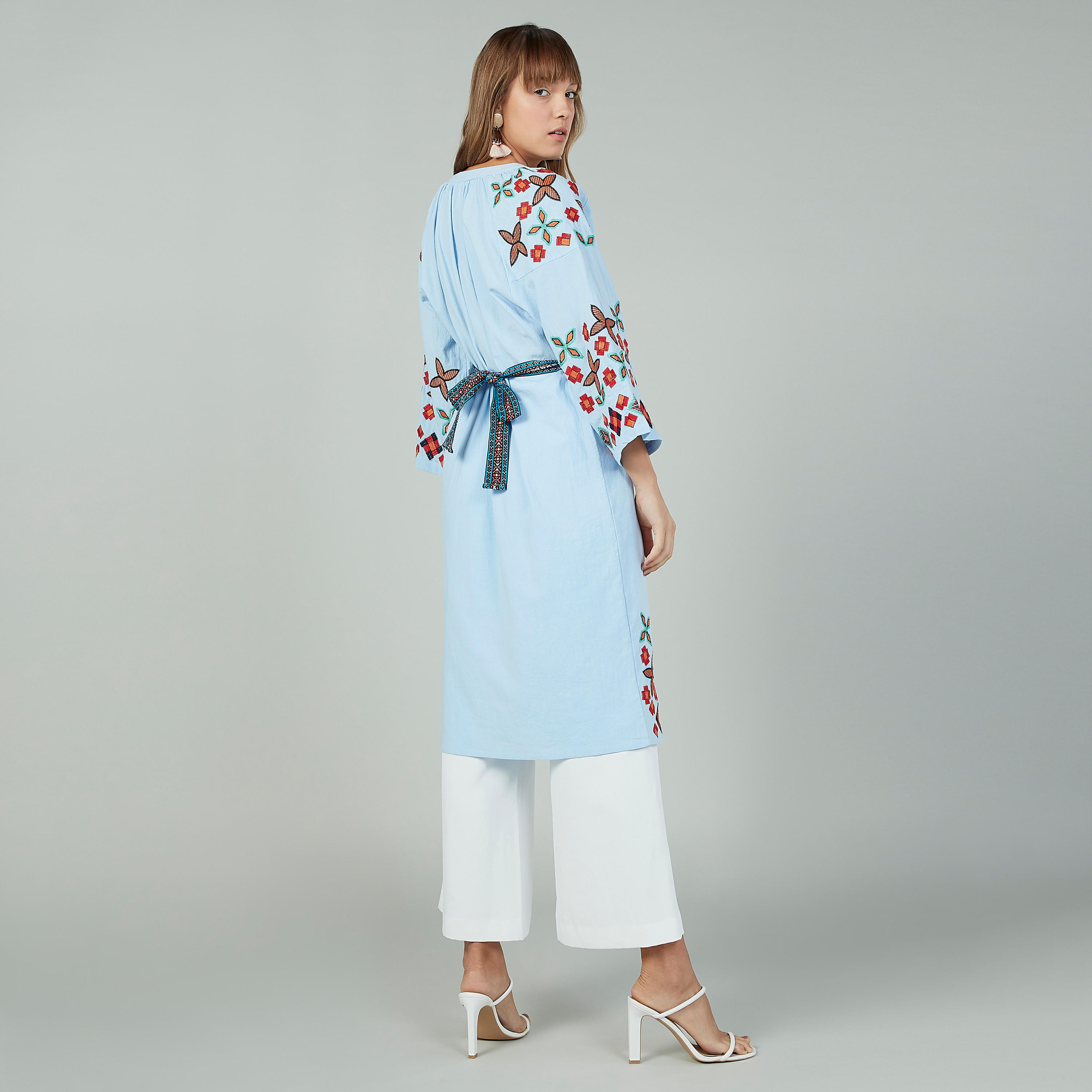 بلوزة تونيك مطرّزة بأكمام طويلة وأربطة-women-clothing-dresses-image-1