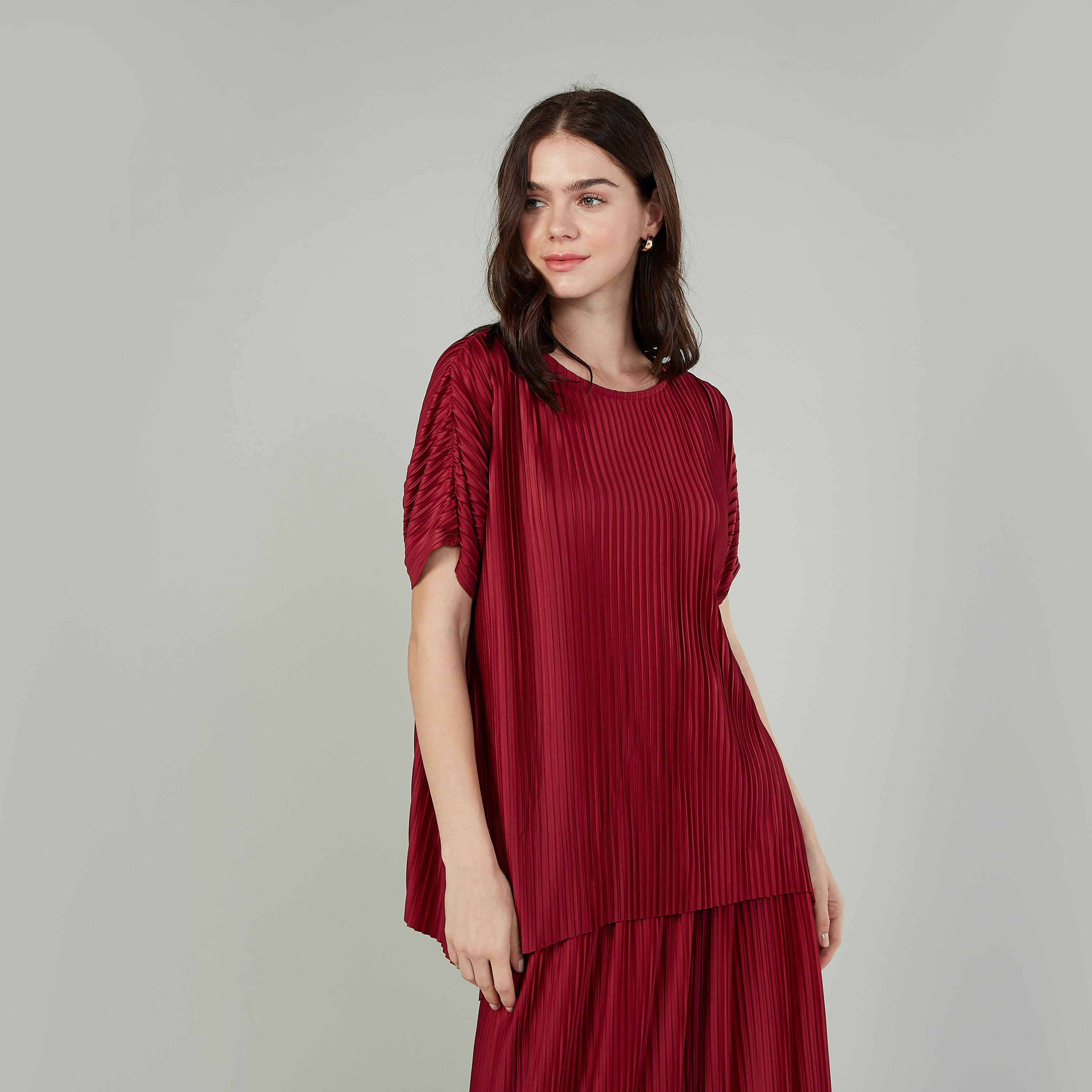 بلوزة بياقة قارب وأكمام قصيرة وتفاصيل مثنية-women-clothing-shirtsandblouses-blouses-image-1