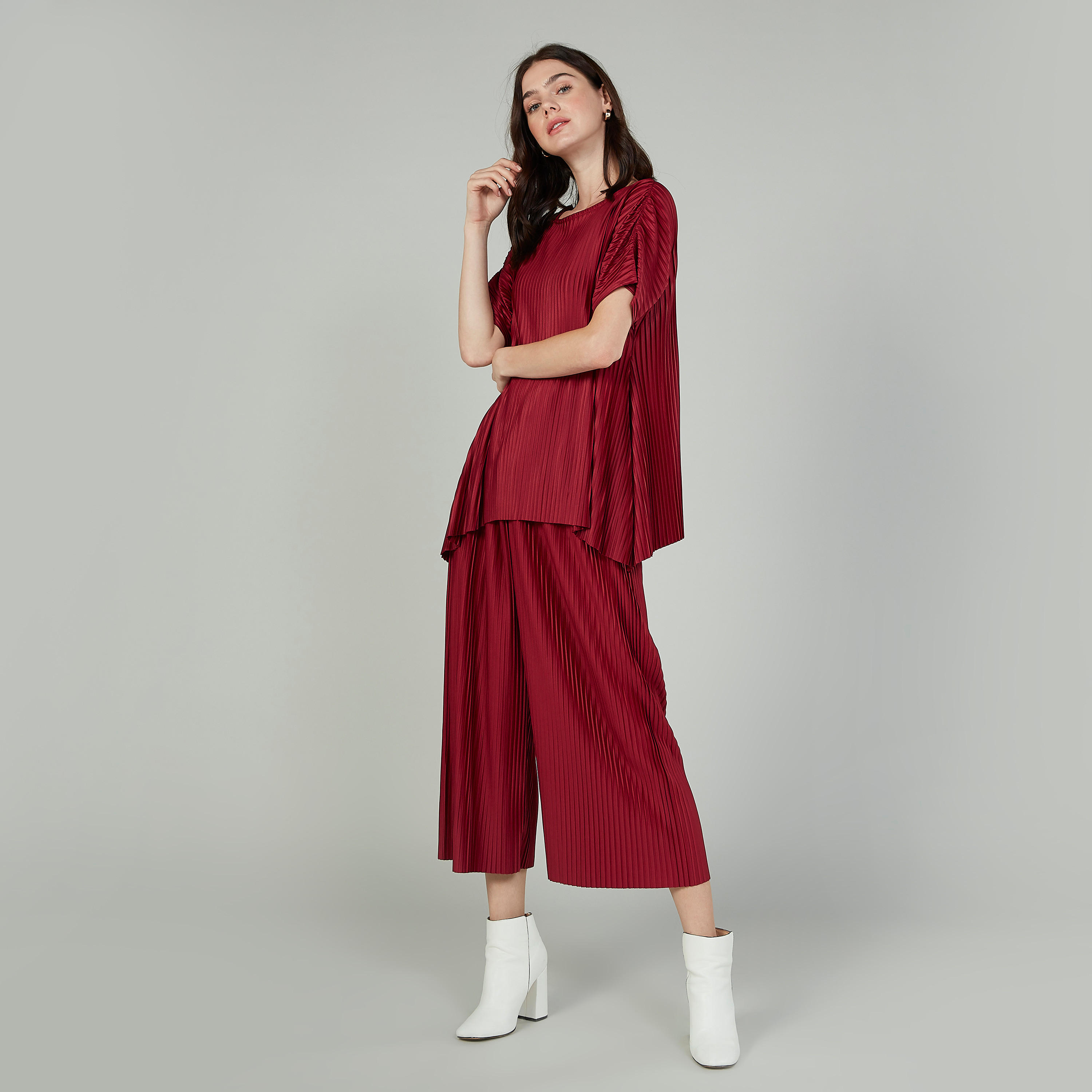 بلوزة بياقة قارب وأكمام قصيرة وتفاصيل مثنية-women-clothing-shirtsandblouses-blouses-image-2