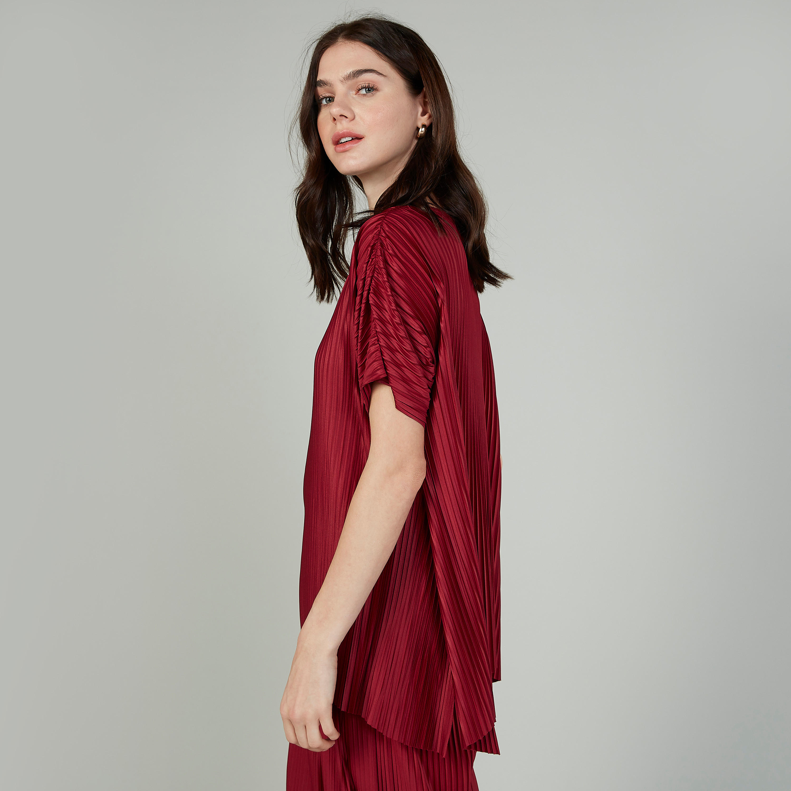 بلوزة بياقة قارب وأكمام قصيرة وتفاصيل مثنية-women-clothing-shirtsandblouses-blouses-image-3