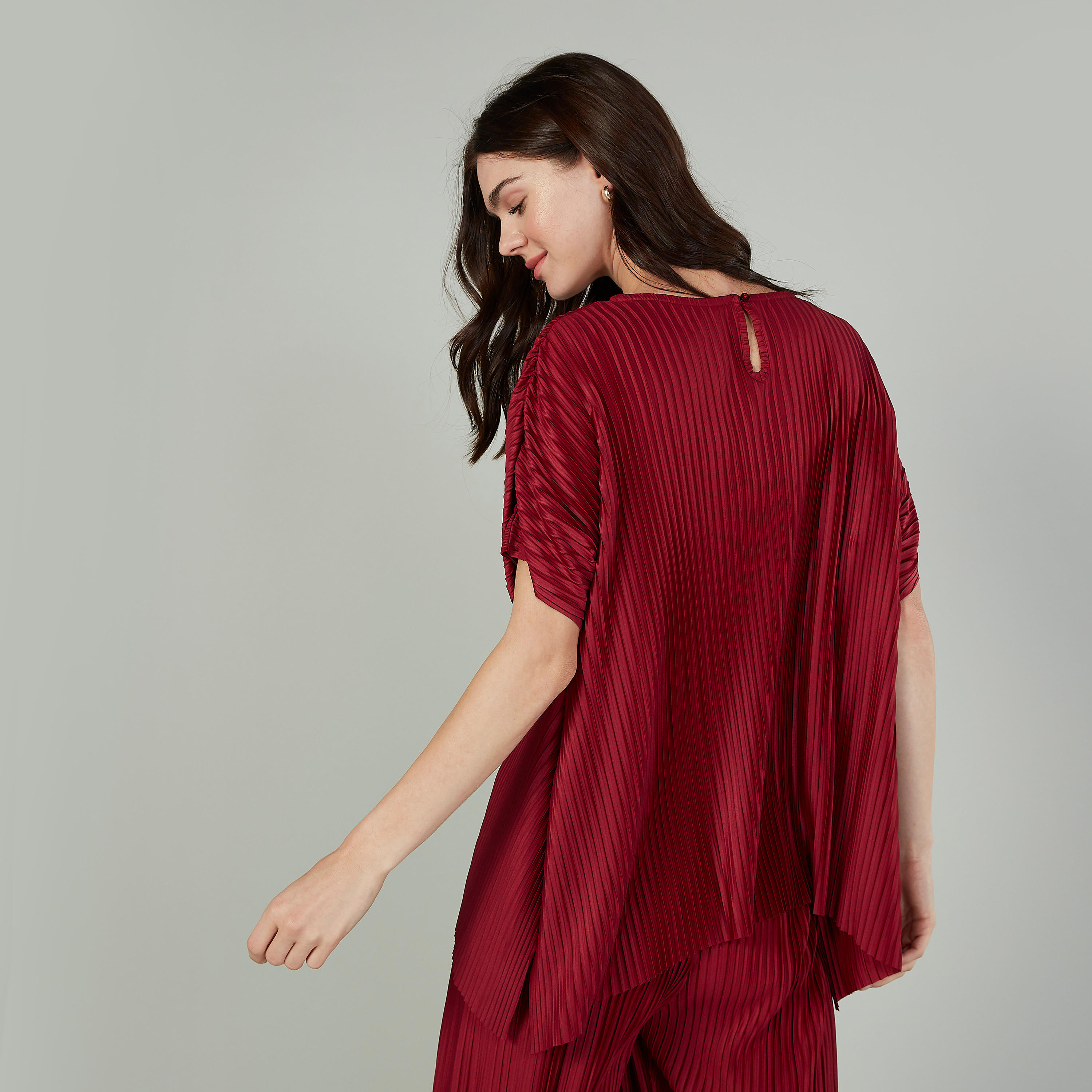 بلوزة بياقة قارب وأكمام قصيرة وتفاصيل مثنية-women-clothing-shirtsandblouses-blouses-image-4