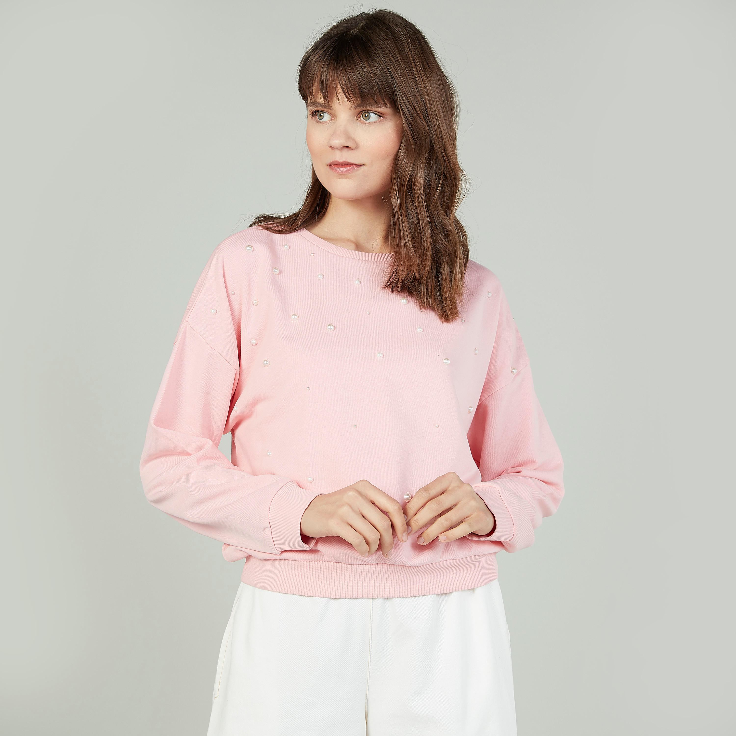 سويت شيرت بياقة مستديرة وأكمام طويلة وتفاصيل لؤلؤ-women-winterwear-hoodiesandsweatshirts-sweatshirts-image-1